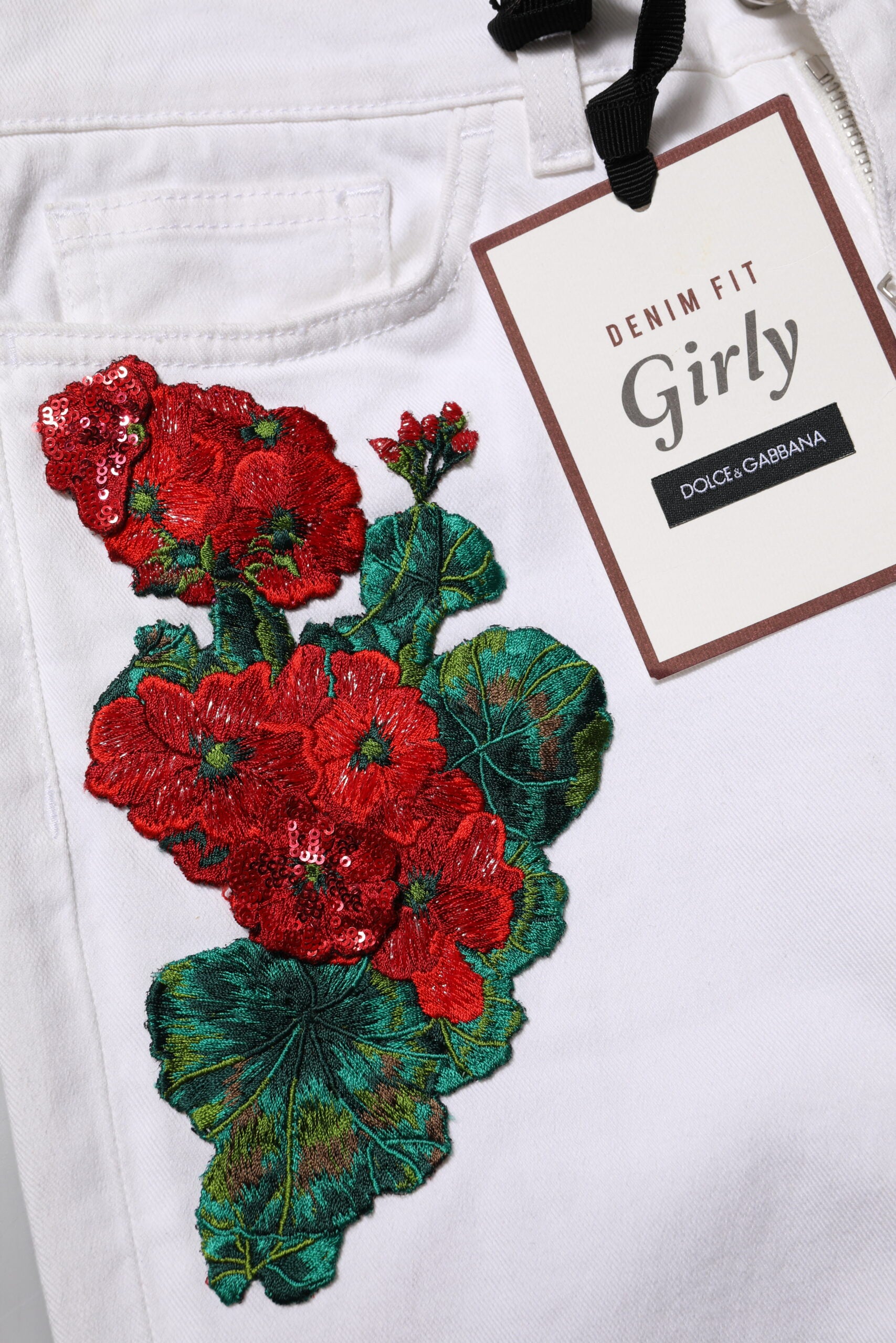 Jeans en denim blanc Dolce & Gabbana avec broderie florale et design girly, mode élégante et tendance.