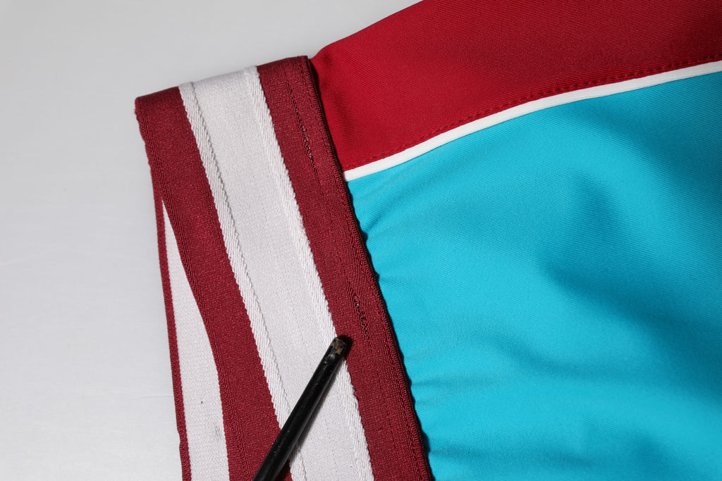 Leggings slim en nylon bleu de Dolce & Gabbana, coupe cropped, ajustée et moderne, pour un style élégant et confortable.