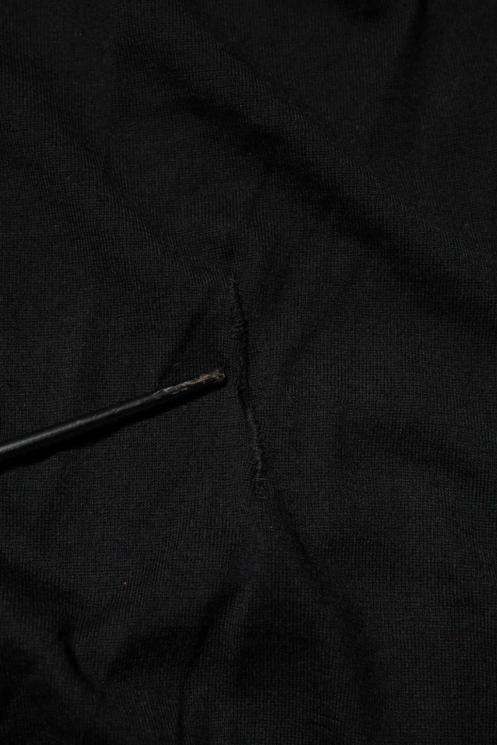 T-shirt à manches longues en cachemire noir de Dolce & Gabbana avec col en V, élégante et douce.