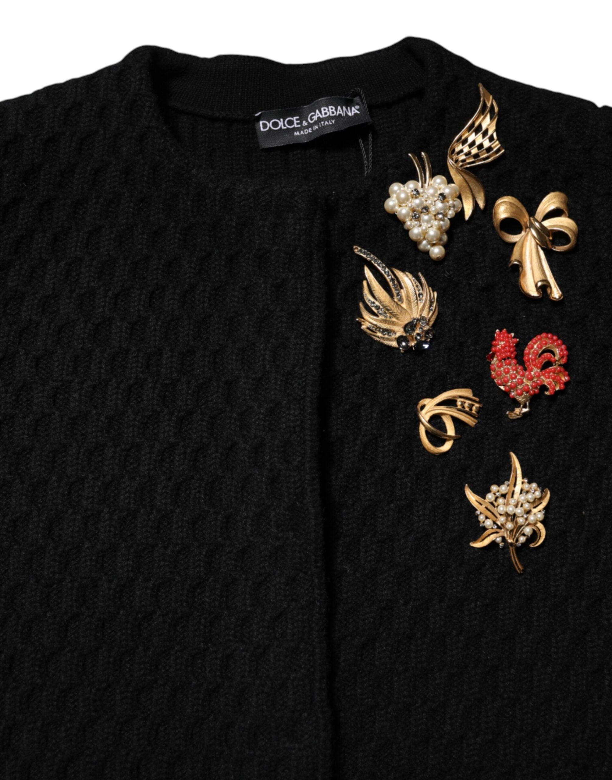 Veste en cachemire noir Dolce & Gabbana avec quilting, broderies et embellissements, détails visibles sur cette image.