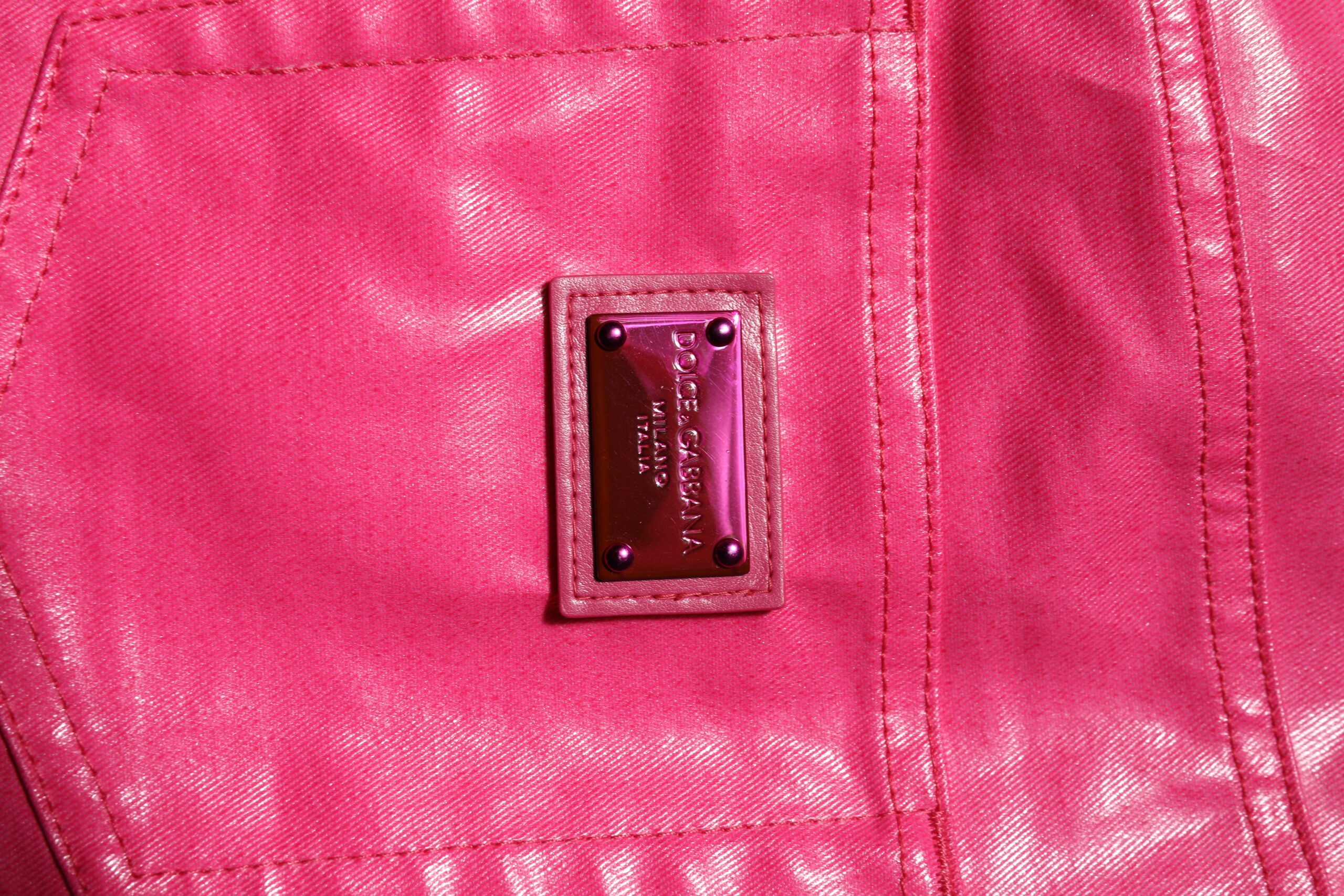 Jeans skinny en coton rose haute taille de Dolce & Gabbana, coupe moulante et détail élégant visible sur l'image.