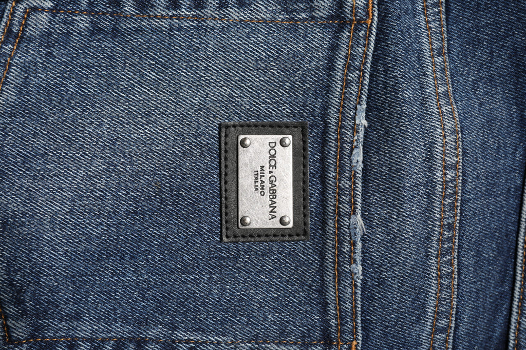 Jeans en denim bleu coton Dolce & Gabbana, taille moyenne, coupe droite, visibles sur le mannequin.