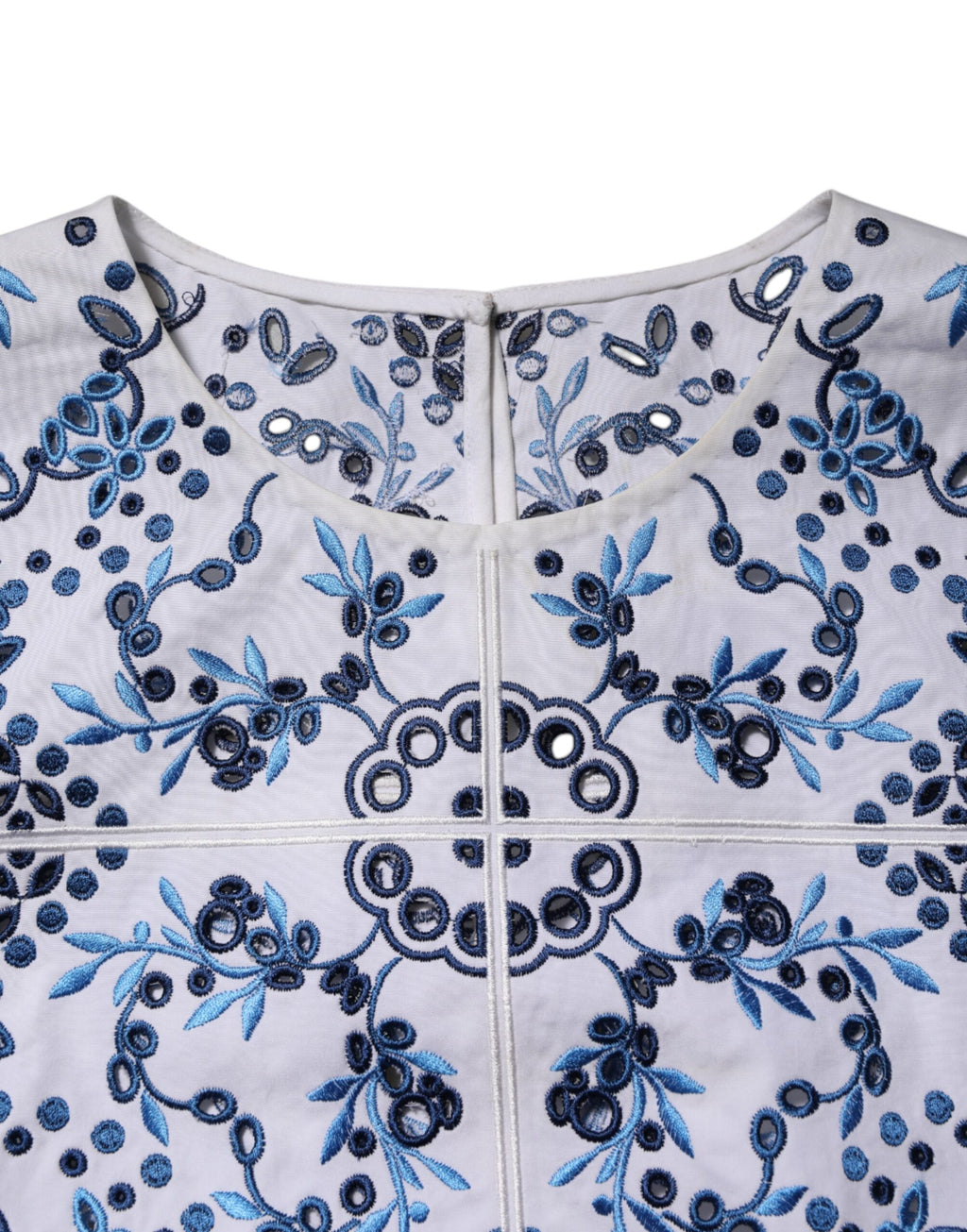 Chemisier Dolce & Gabbana en dentelle bleue avec col rond et œillets, style élégant pour femmes.