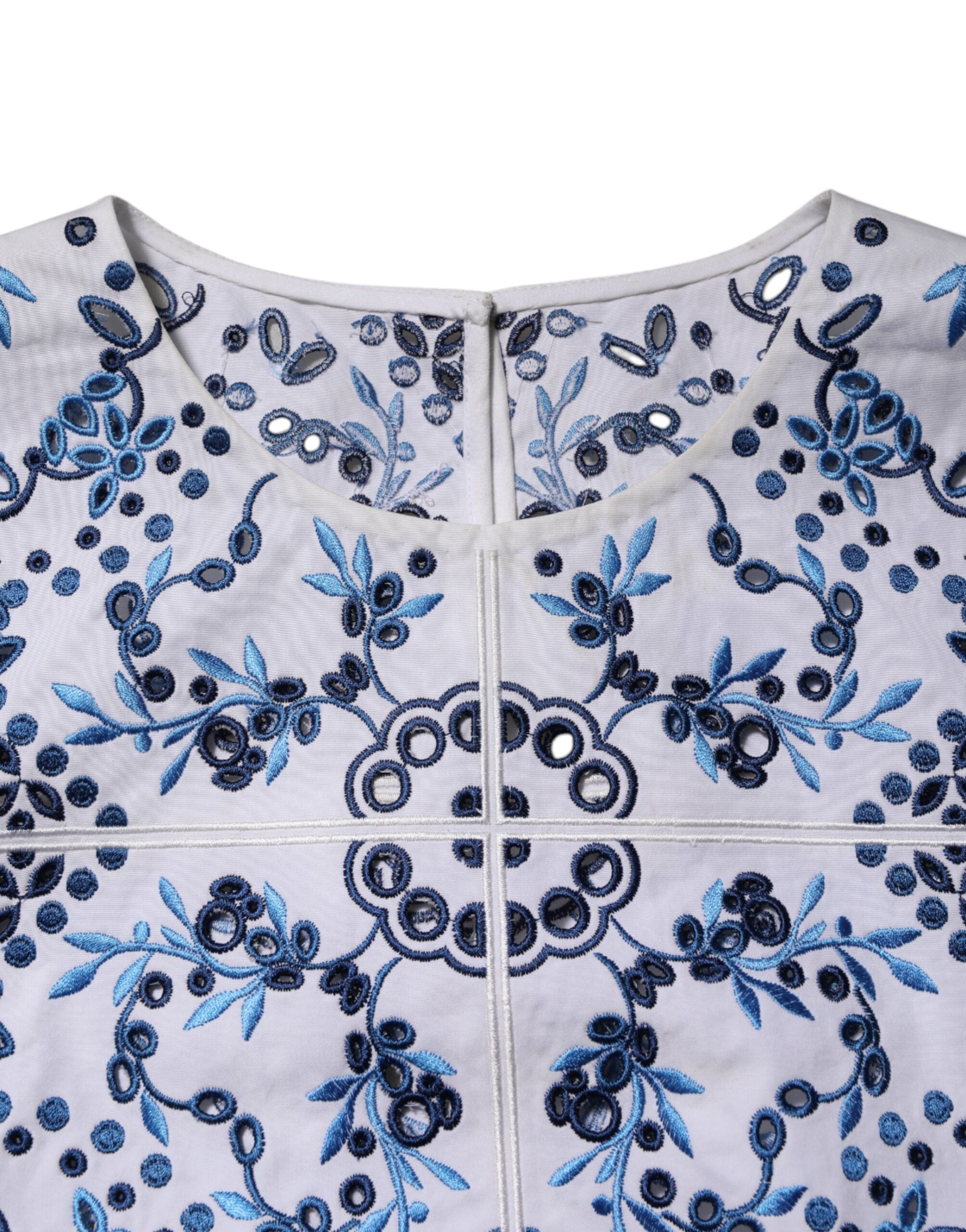 Chemisier Dolce & Gabbana en dentelle bleue avec col rond et œillets, style élégant pour femmes.
