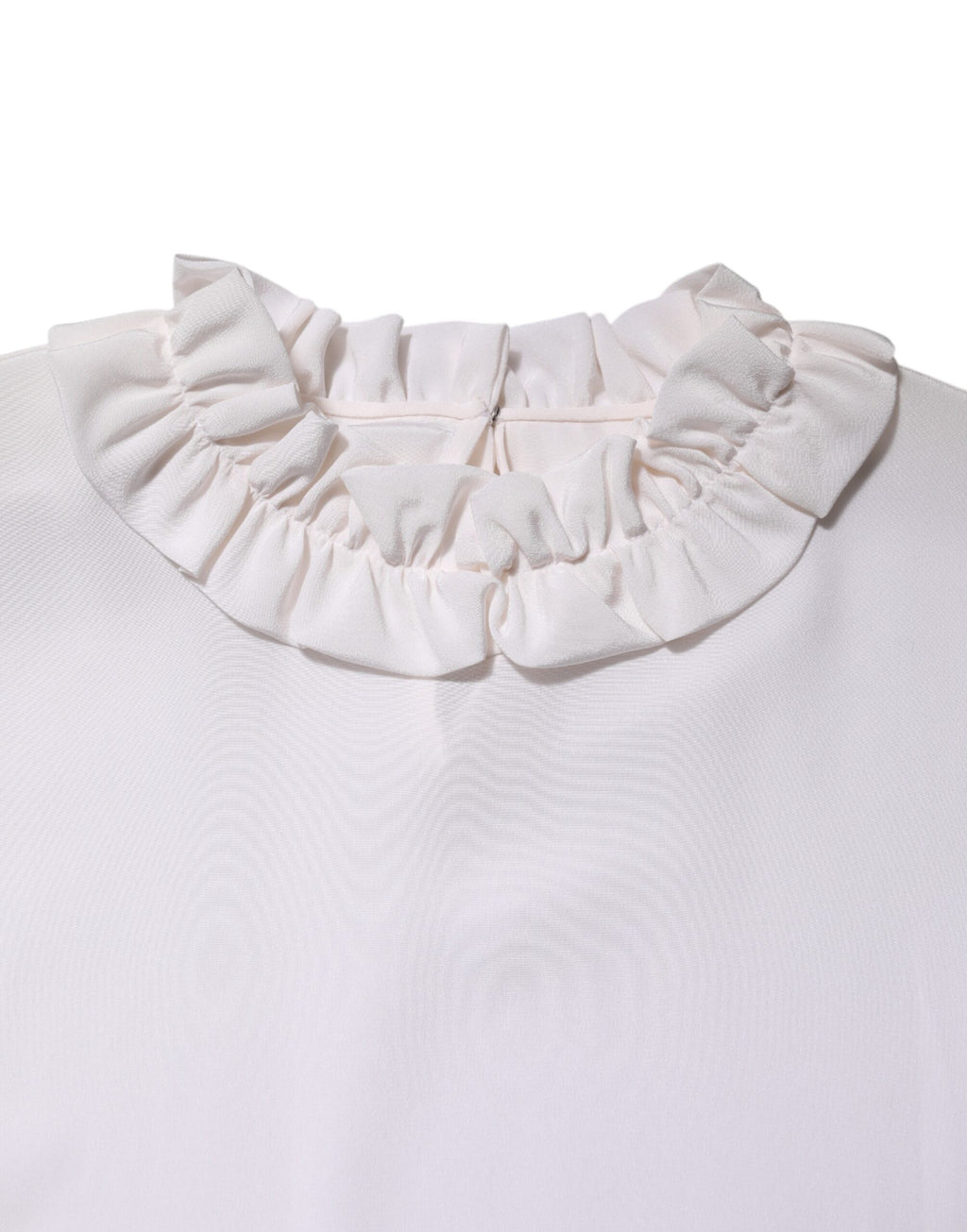 Blouse blanche Dolce & Gabbana à col volanté avec détails froncés, tissu léger, style élégant et féminin.