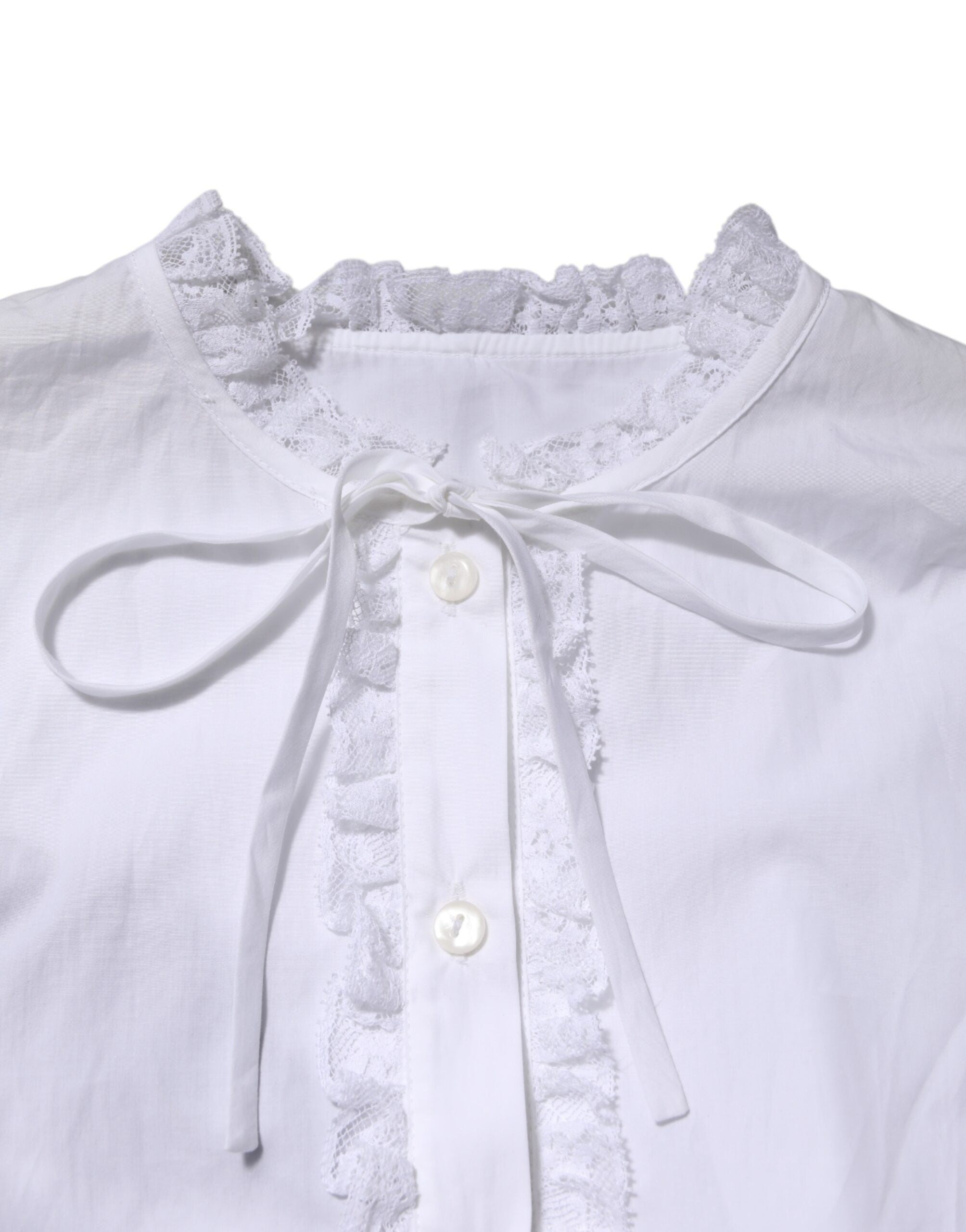 Chemisier blanc Dolce & Gabbana avec volant en dentelle orné de détails brodés, manches longues et style élégant.
