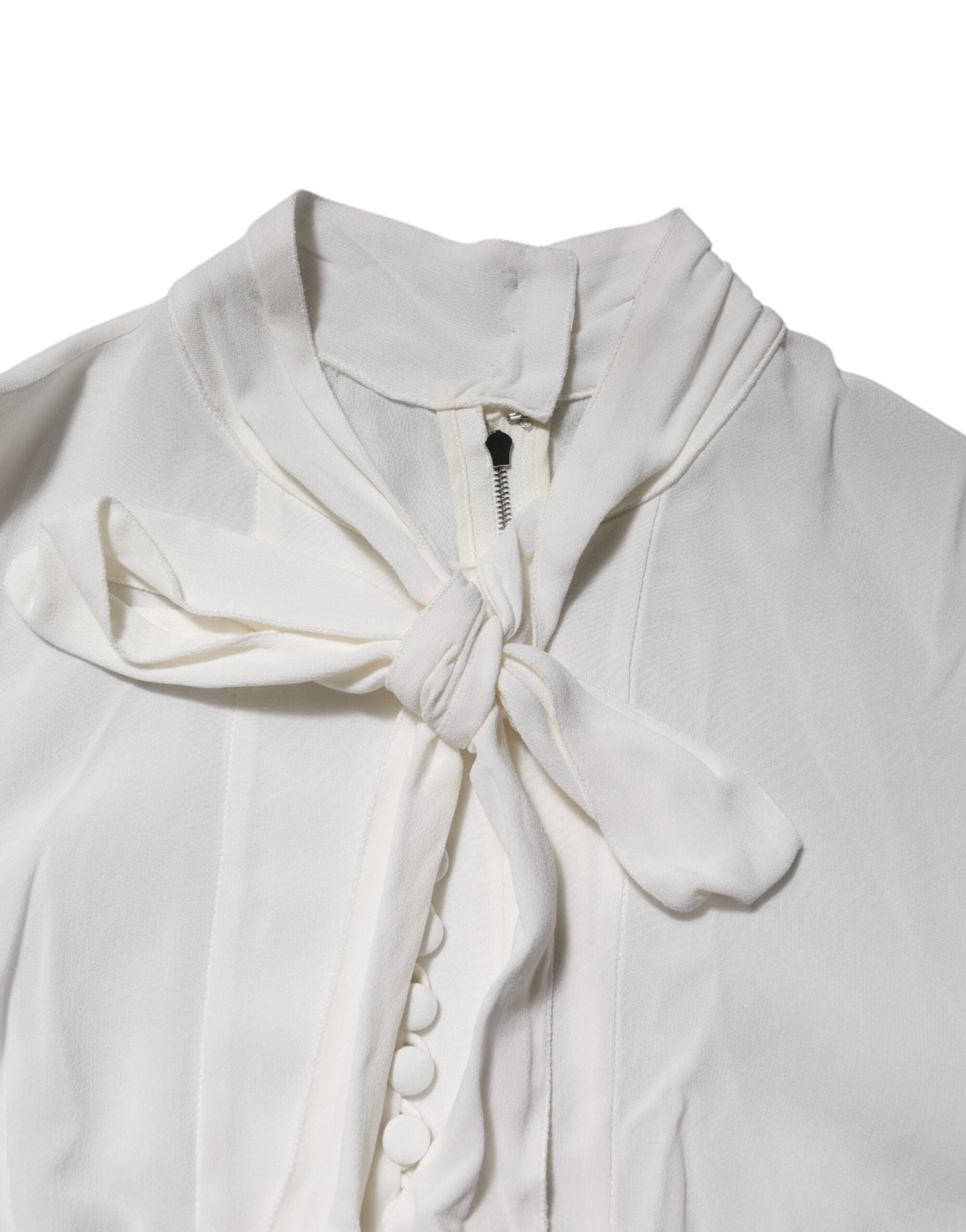 Haut en viscose blanc Dolce & Gabbana avec col ascot et manches longues, élégance chic et sophistiquée.