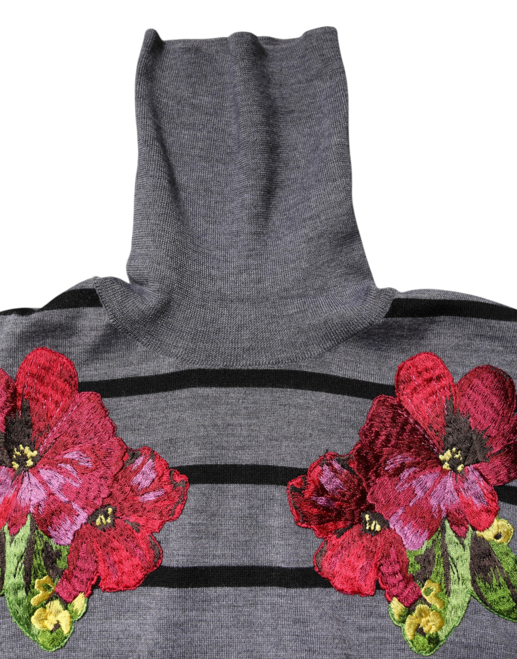 Pull en maille Dolce & Gabbana gris avec broderie florale, détails élégants, porté sur un mannequin.