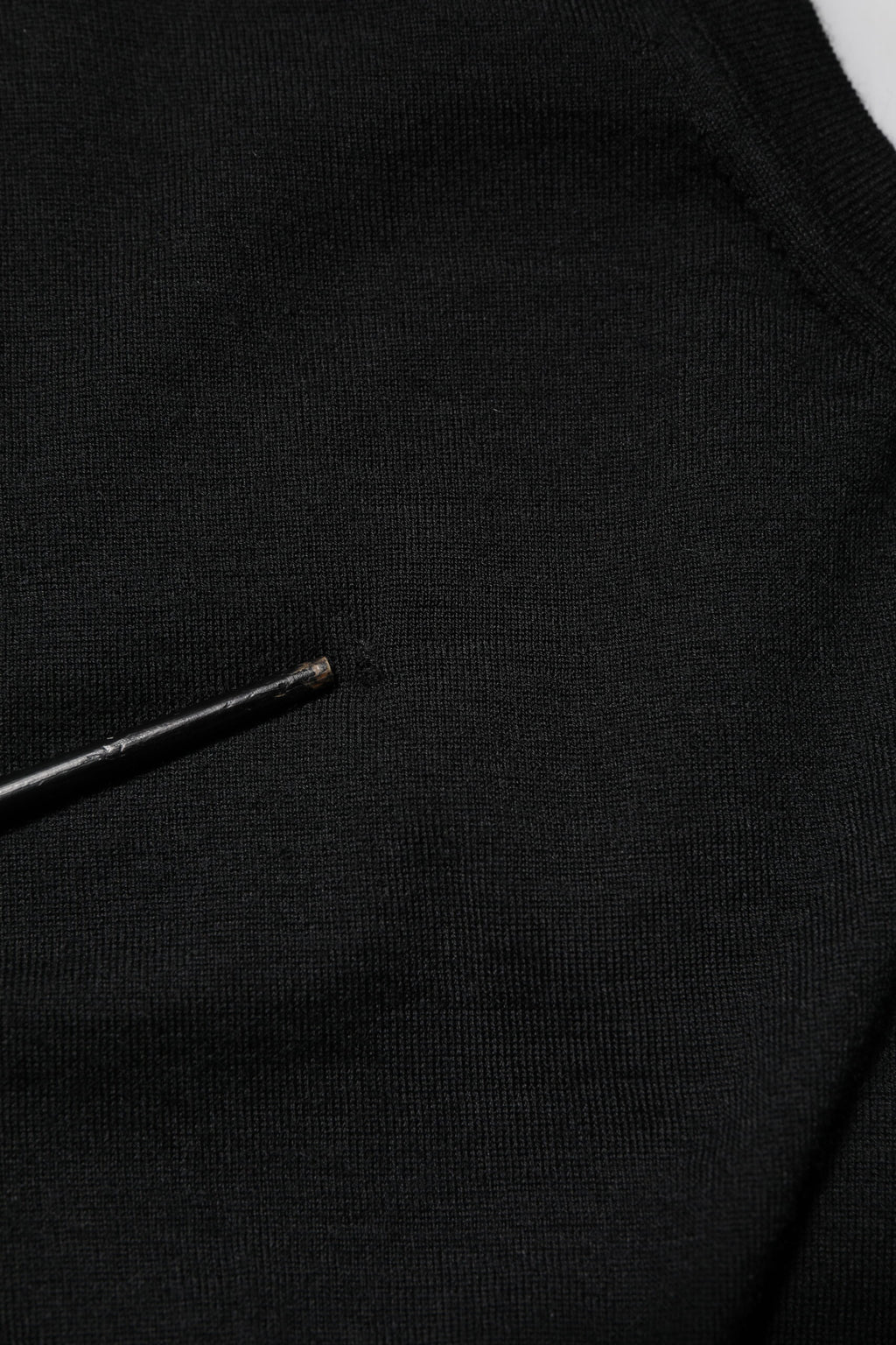 Débardeur sans manches en cachemire noir de Dolce & Gabbana pour femmes, visible avec un col rond élégant et une coupe ajustée.
