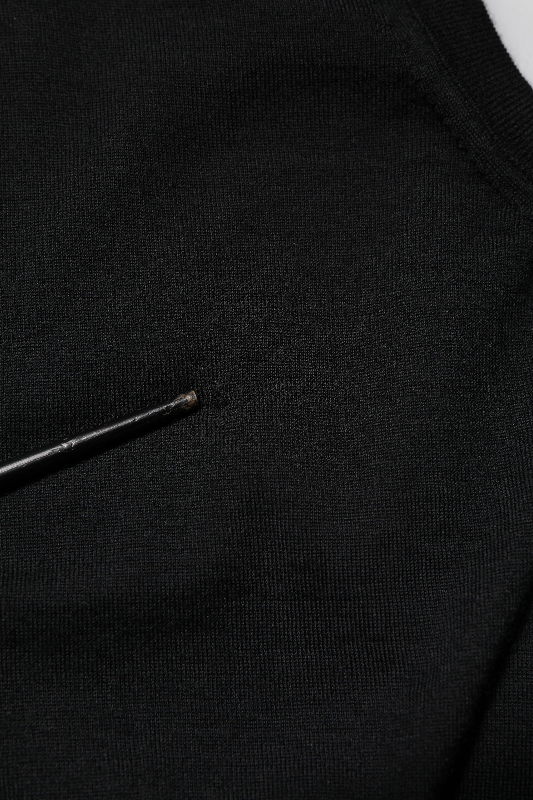 Débardeur sans manches en cachemire noir de Dolce & Gabbana pour femmes, visible avec un col rond élégant et une coupe ajustée.