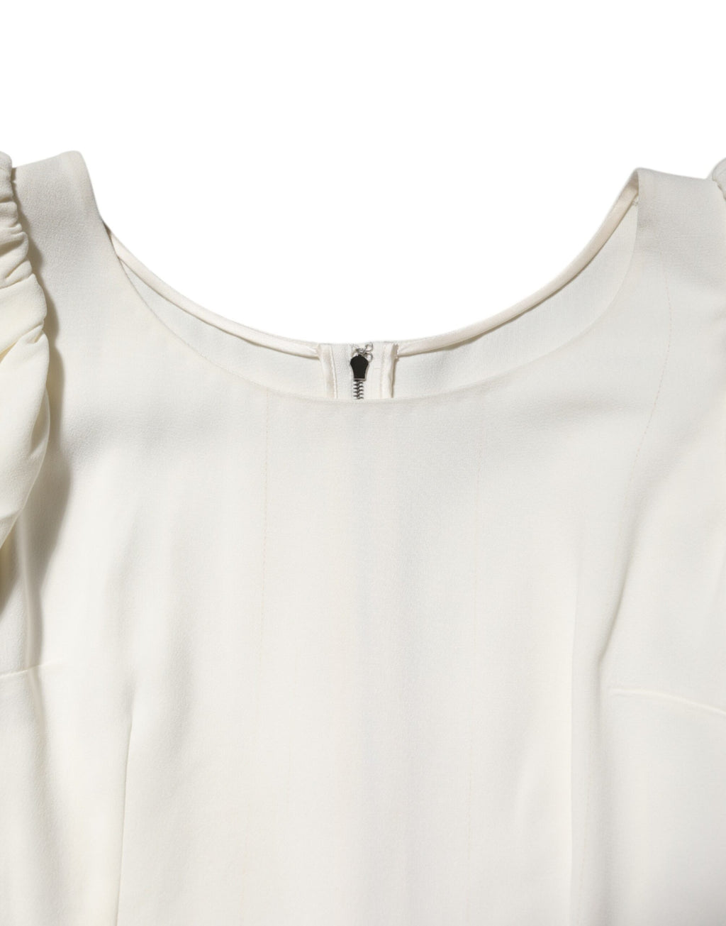 Blouse blanche Dolce & Gabbana à col rond et manches courtes, style élégant et classique.