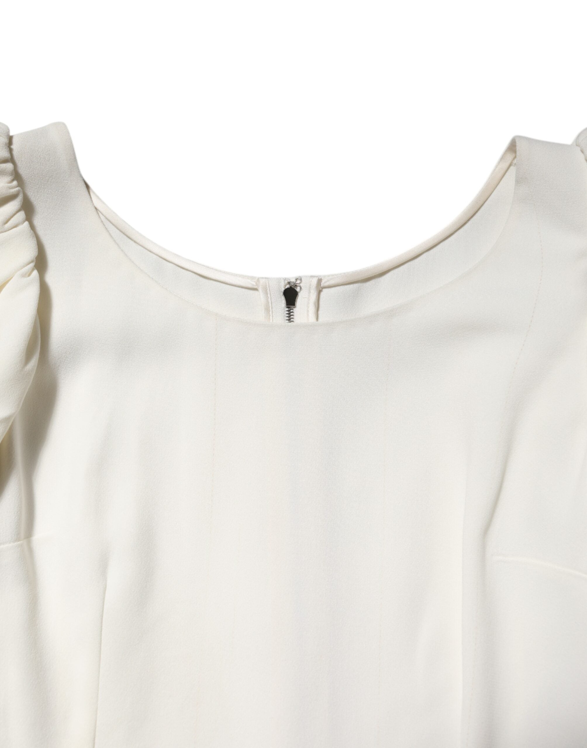 Blouse blanche Dolce & Gabbana à col rond et manches courtes, style élégant et classique.