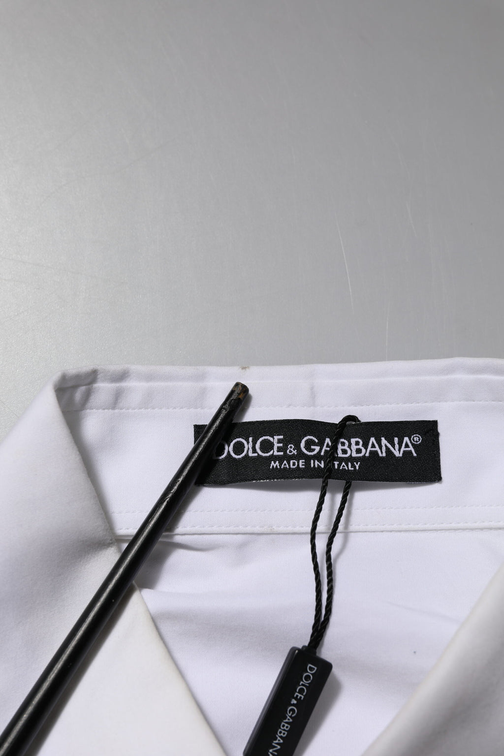 Chemise blanche Dolce & Gabbana avec col et ornements en cristal, détail élégant et sophistiqué.
