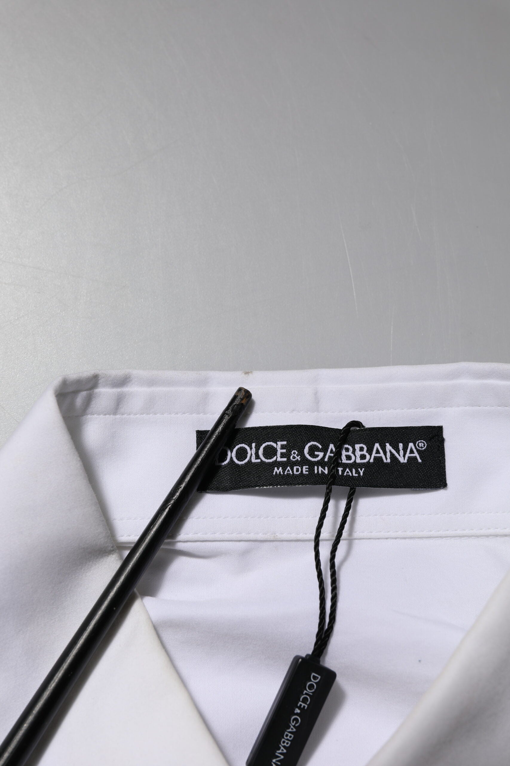 Chemise blanche Dolce & Gabbana avec col et ornements en cristal, détail élégant et sophistiqué.