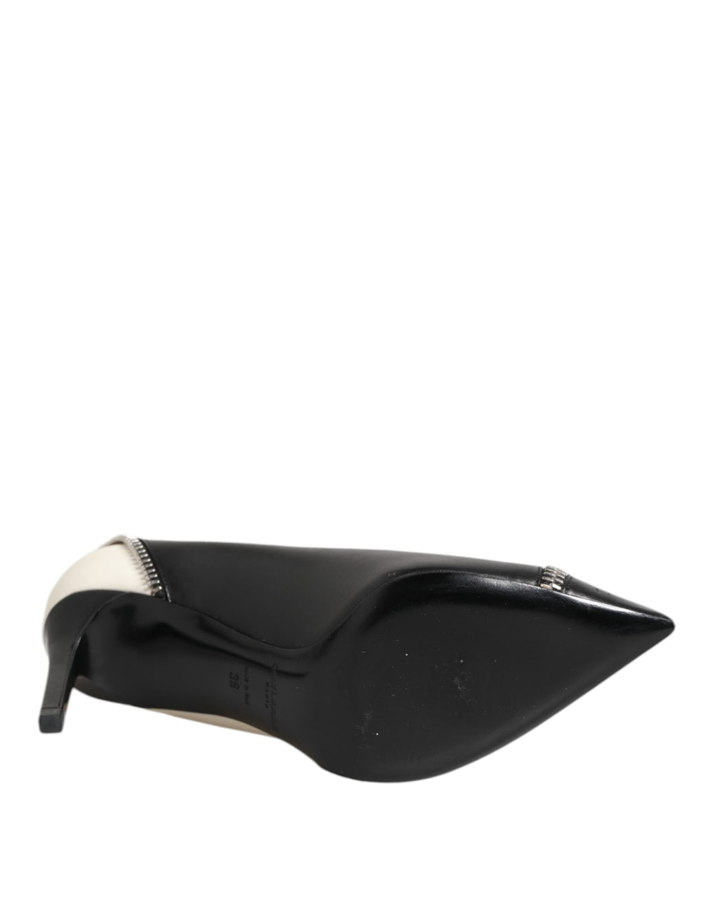 Chaussures Saint Laurent à talons pointus en cuir blanc et noir, élégantes et sophistiquées, vues de face.