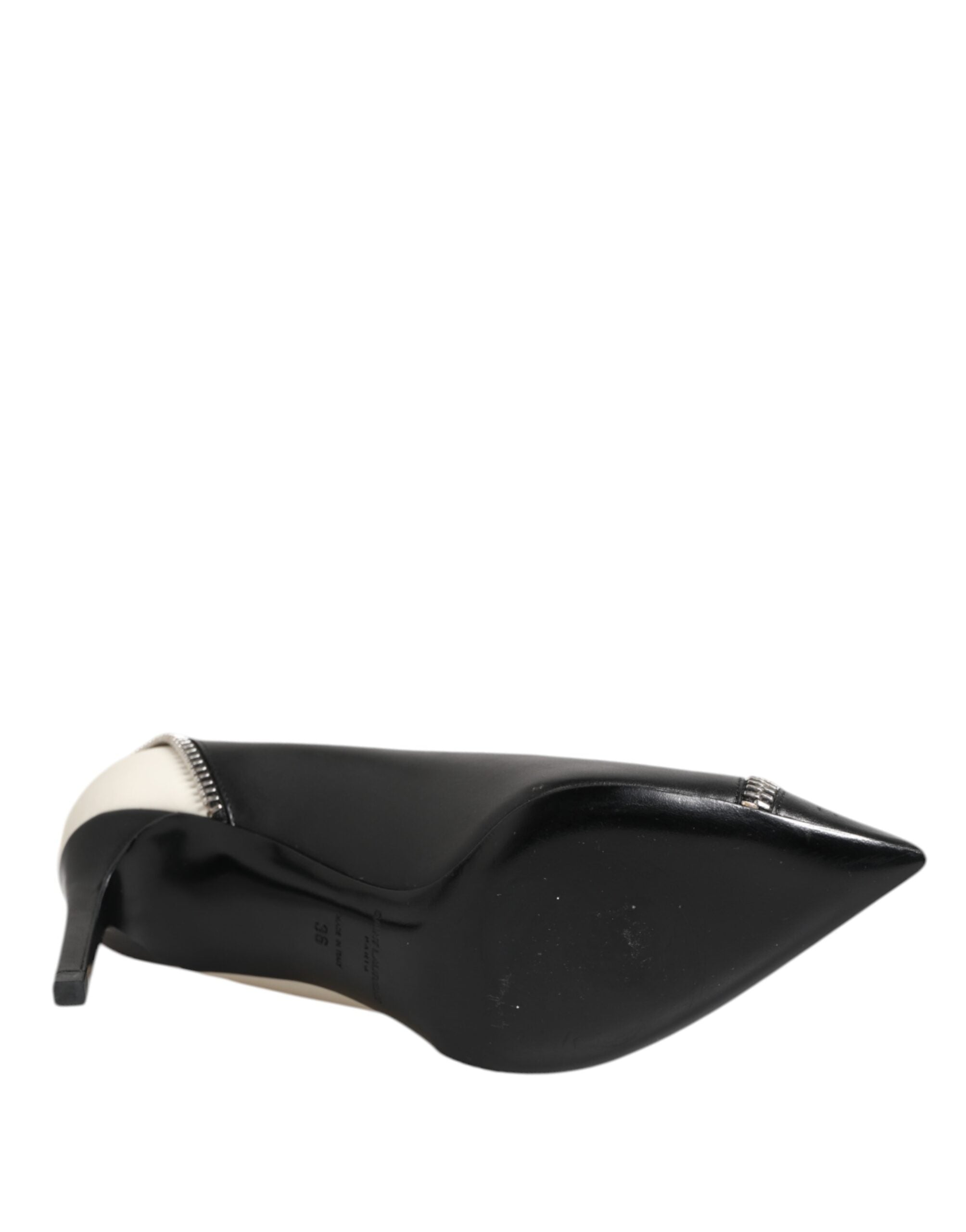 Chaussures Saint Laurent à talons pointus en cuir blanc et noir, élégantes et sophistiquées, vues de face.