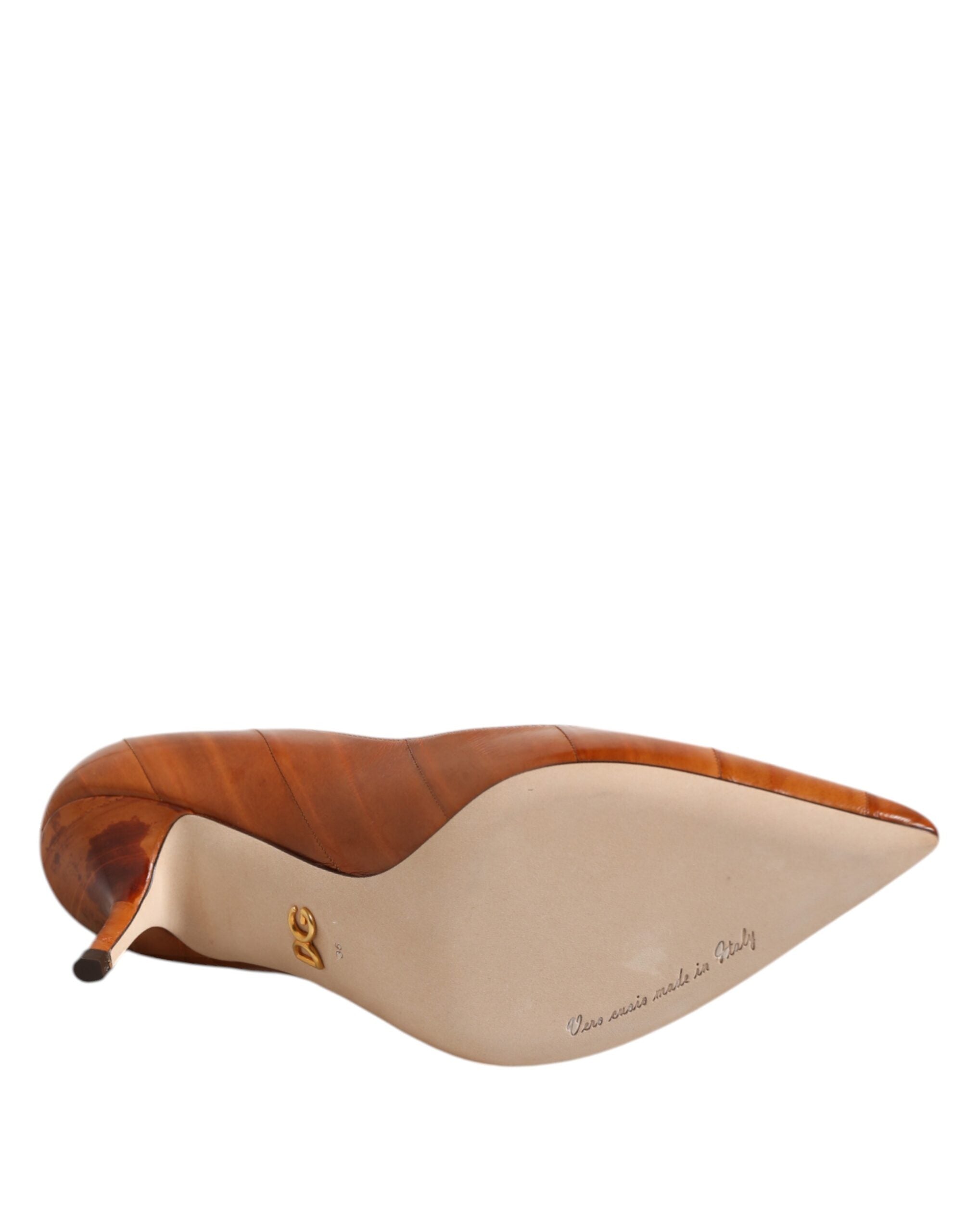 Chaussures à talons aiguilles en cuir marron de Dolce & Gabbana, élégantes et sophistiquées, vue de côté sur fond neutre.