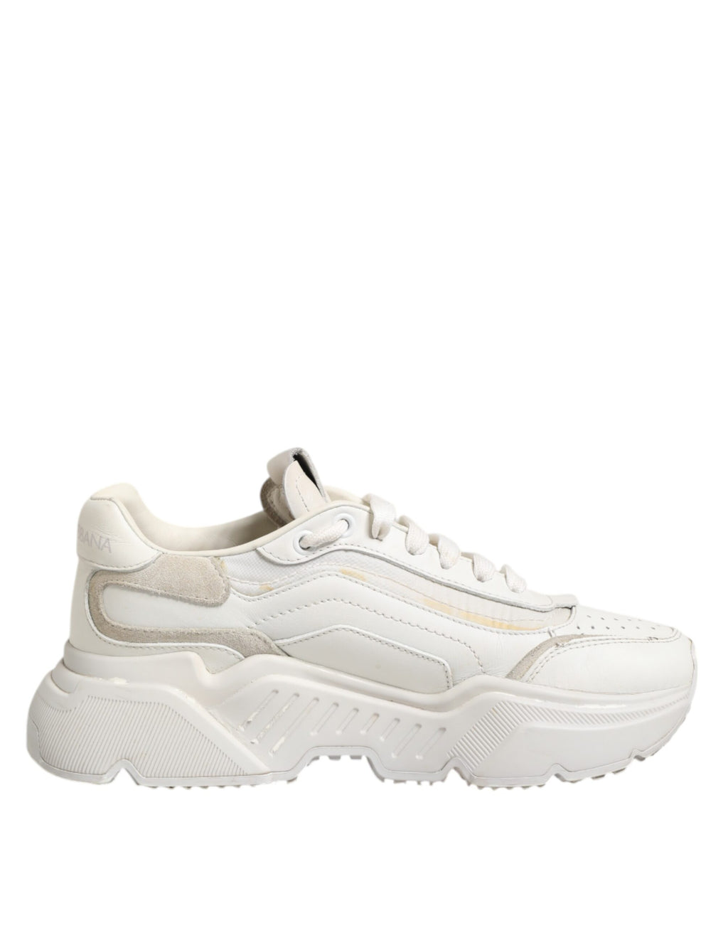 Baskets blanches Dolce & Gabbana DAYMASTER en cuir de veau, vues de face avec logo sur la languette et semelle blanche.