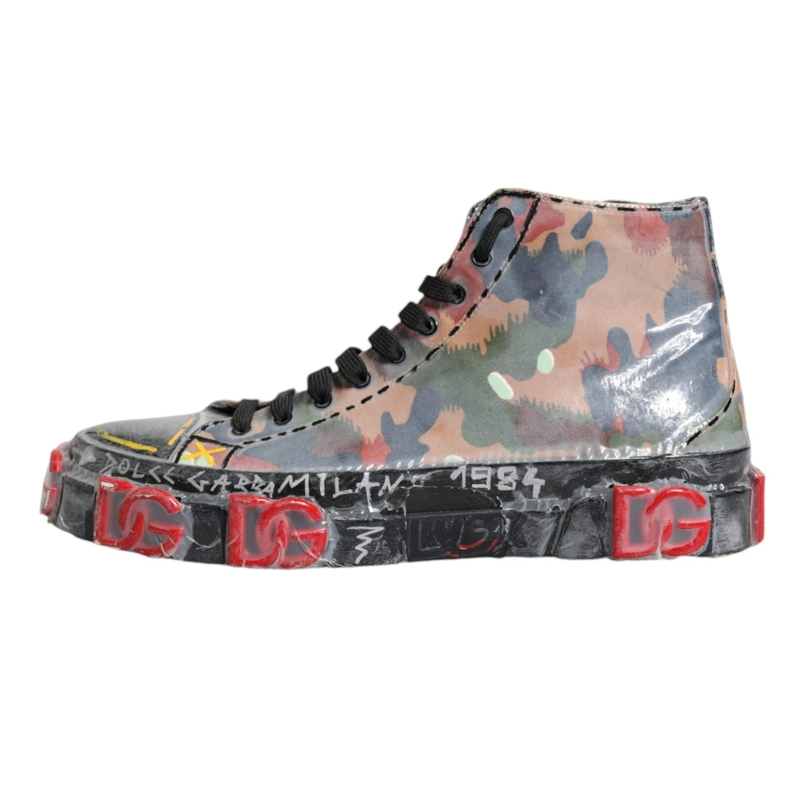 Chaussures sneakers montantes Dolce & Gabbana à camouflage multicolore, design tendance et détails colorés.