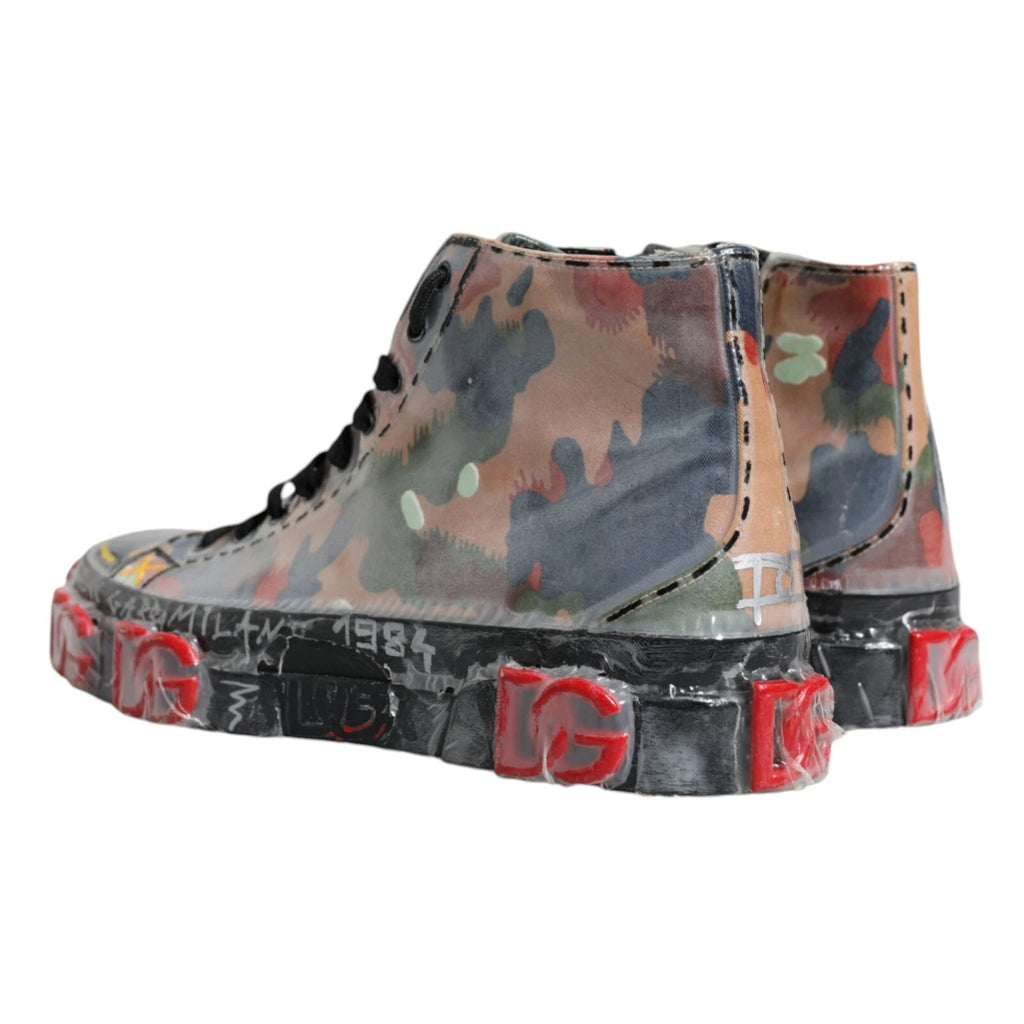 Chaussures sneakers hautes Dolce & Gabbana camouflage multicolore, style tendance avec motif de camouflage vibrant.