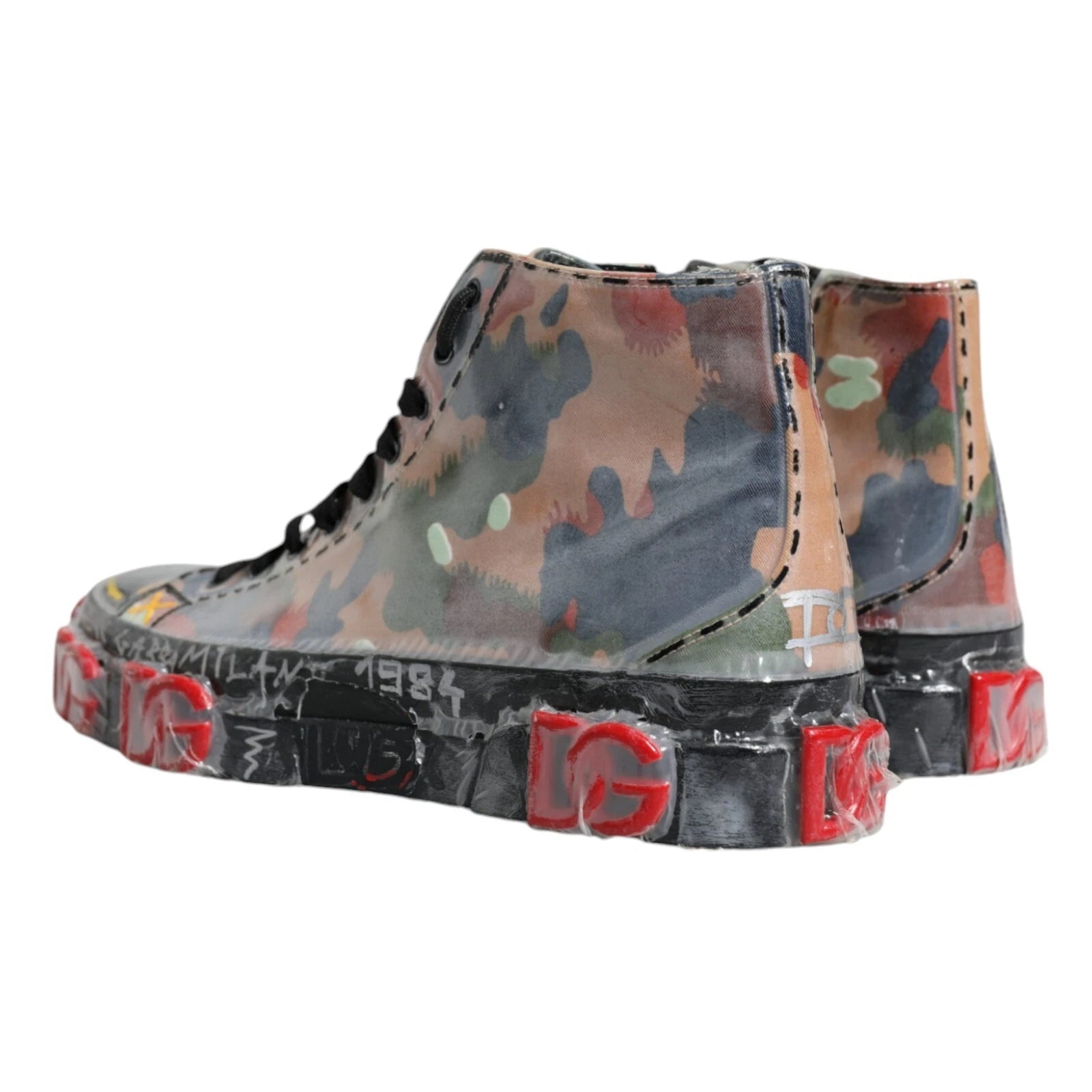 Chaussures sneakers hautes Dolce & Gabbana camouflage multicolore, style tendance avec motif de camouflage vibrant.