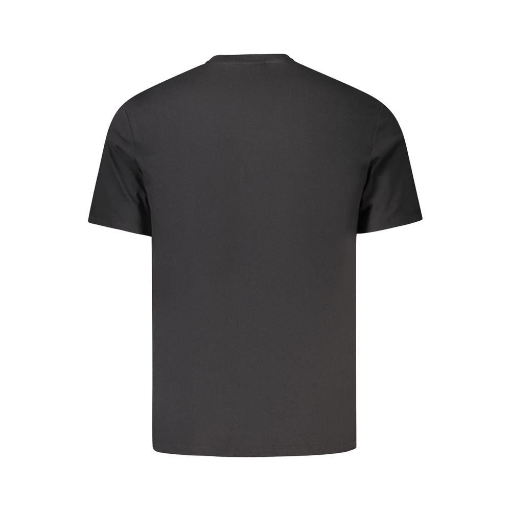 T-shirt pour homme Calvin Klein en coton noir, coupe classique, porté sur un mannequin.