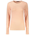 Pull femme Guess Jeans Rosa Viscosa, coupe ajustée, avec col rond et manches longues, porté sur un modèle.