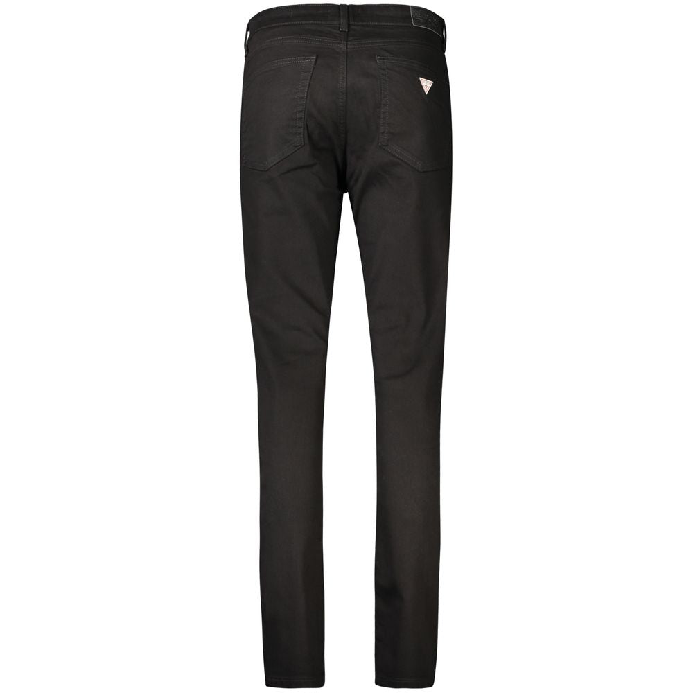 Jean skinny noir en coton pour femmes de Guess Jeans, coupe ajustée et moderne, visible sur le mannequin.