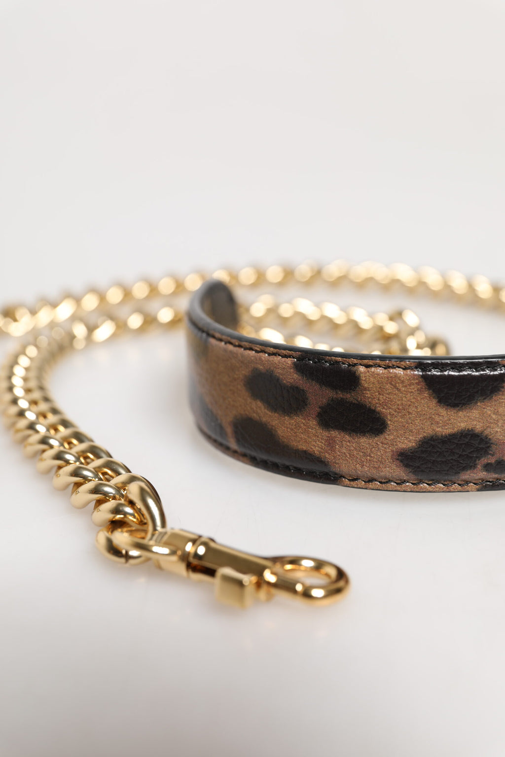 Sangle d'épaule en laiton doré avec motif léopard brun pour accessoire Dolce & Gabbana, élégante et tendance.