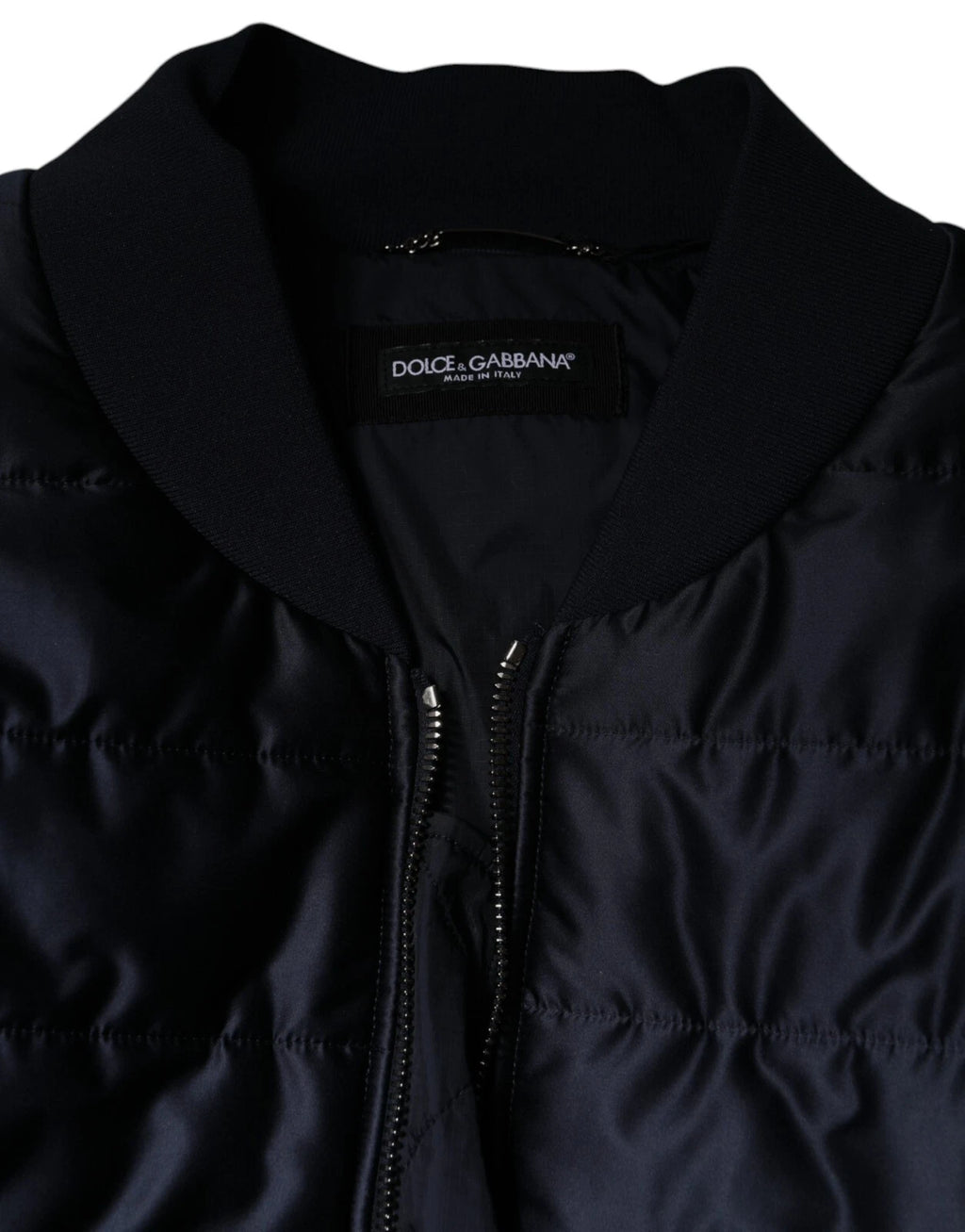 Veste bomber matelassée bleue foncée Dolce & Gabbana à fermeture éclair complète, style chic et moderne.