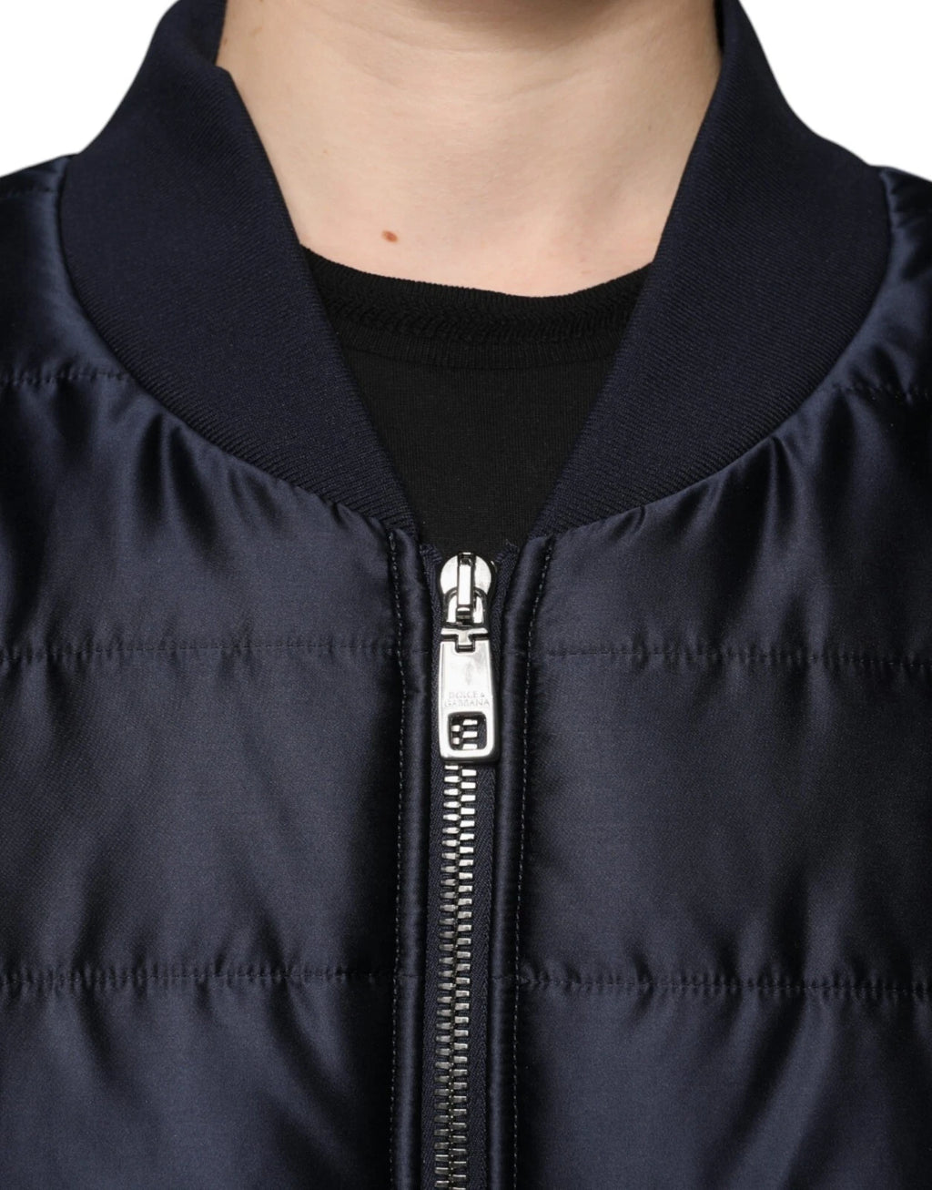 Veste bomber matelassée bleu foncé Dolce & Gabbana avec fermeture éclair complète, style moderne et élégance.