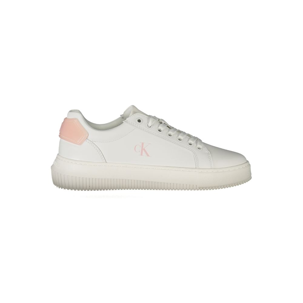 Sneakers blanches pour femmes de Calvin Klein en polyuréthane, vue de côté, avec semelle blanche et design élégant.