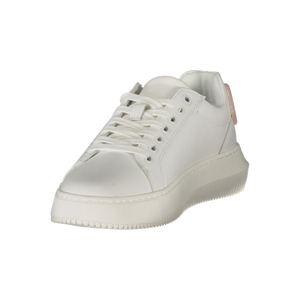 Sneakers blanches pour femmes en polyuréthane de la marque Calvin Klein, avec design élégant et semelle blanche.