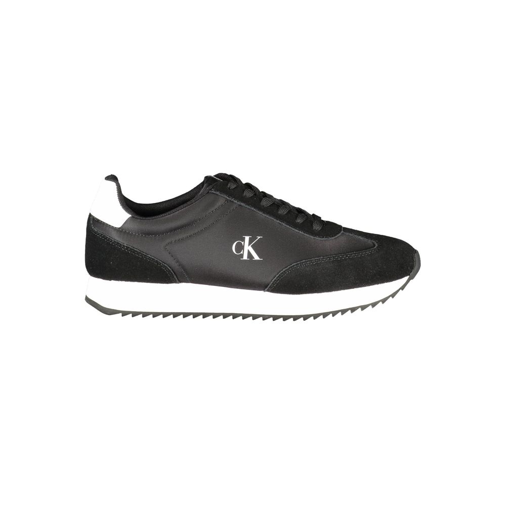 Chaussure sneakers femmes en cuir noir Calvin Klein, style moderne et élégant, vue de profil.