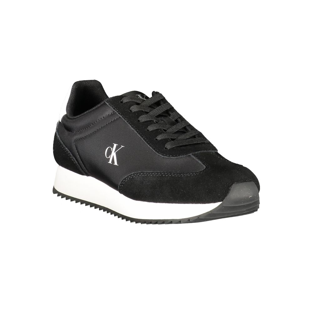 Sneakers pour femmes Calvin Klein en cuir noir, style décontracté et moderne, avec semelle blanche et design épuré.
