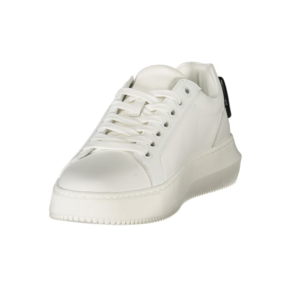 Chaussures sneakers pour femmes Calvin Klein en polyuréthane blanc, style moderne et élégant, vue de face.