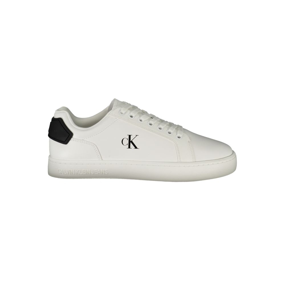 Sneakers blanches en polyuréthane pour hommes de la marque Calvin Klein, vue de côté.
