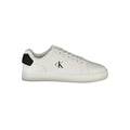 Sneakers blanches en polyuréthane pour hommes de la marque Calvin Klein, vue de côté.