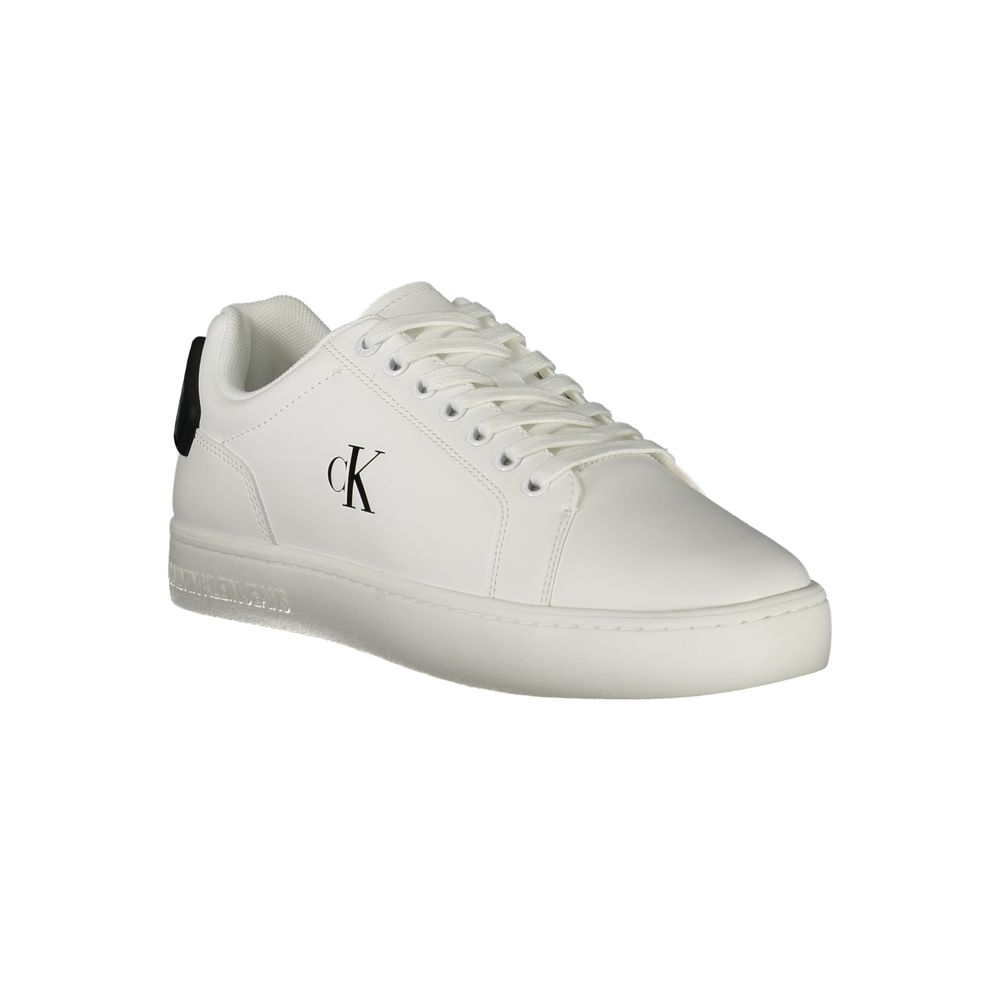 Sneakers blanches en polyuréthane pour homme de la marque Calvin Klein, vue de face, avec semelle blanche et design épuré.