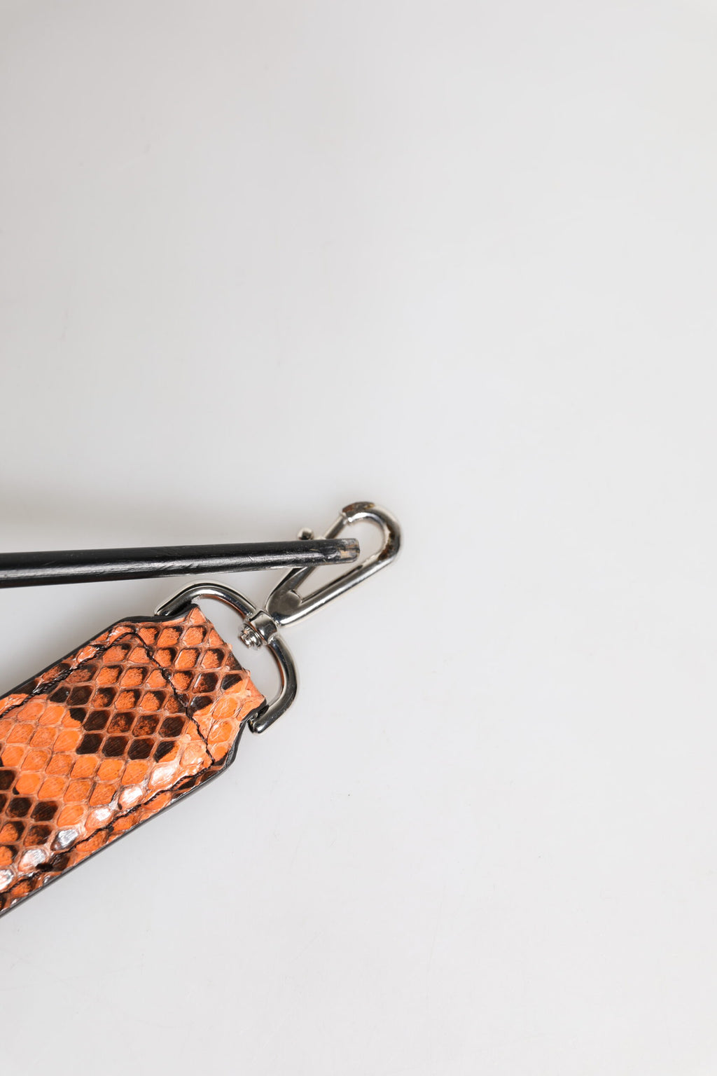 Sangle d'épaule pour sac en cuir exotique orange Dolce & Gabbana, détail de la bandoulière en cuir luxueux.