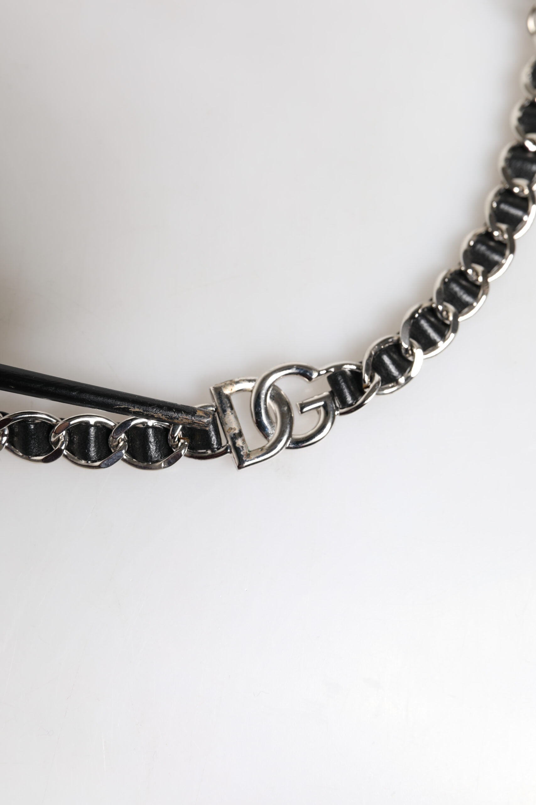 Sangle d’épaule en cuir noir Dolce & Gabbana avec chaîne et logo DG pour sac à main élégant.