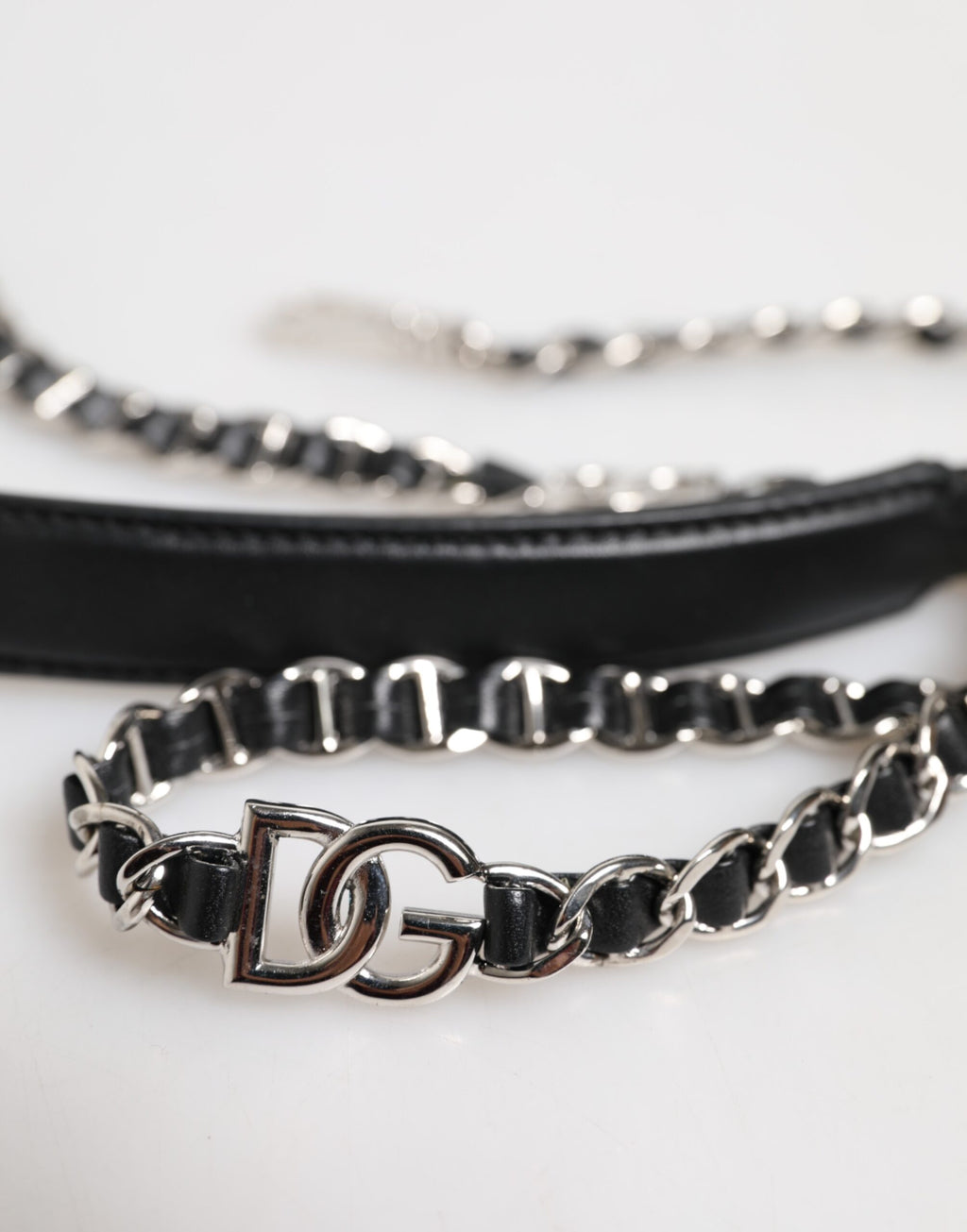 Sangle d'épaule en cuir noir Dolce & Gabbana avec logo DG et chaîne pour sac à main élégant.