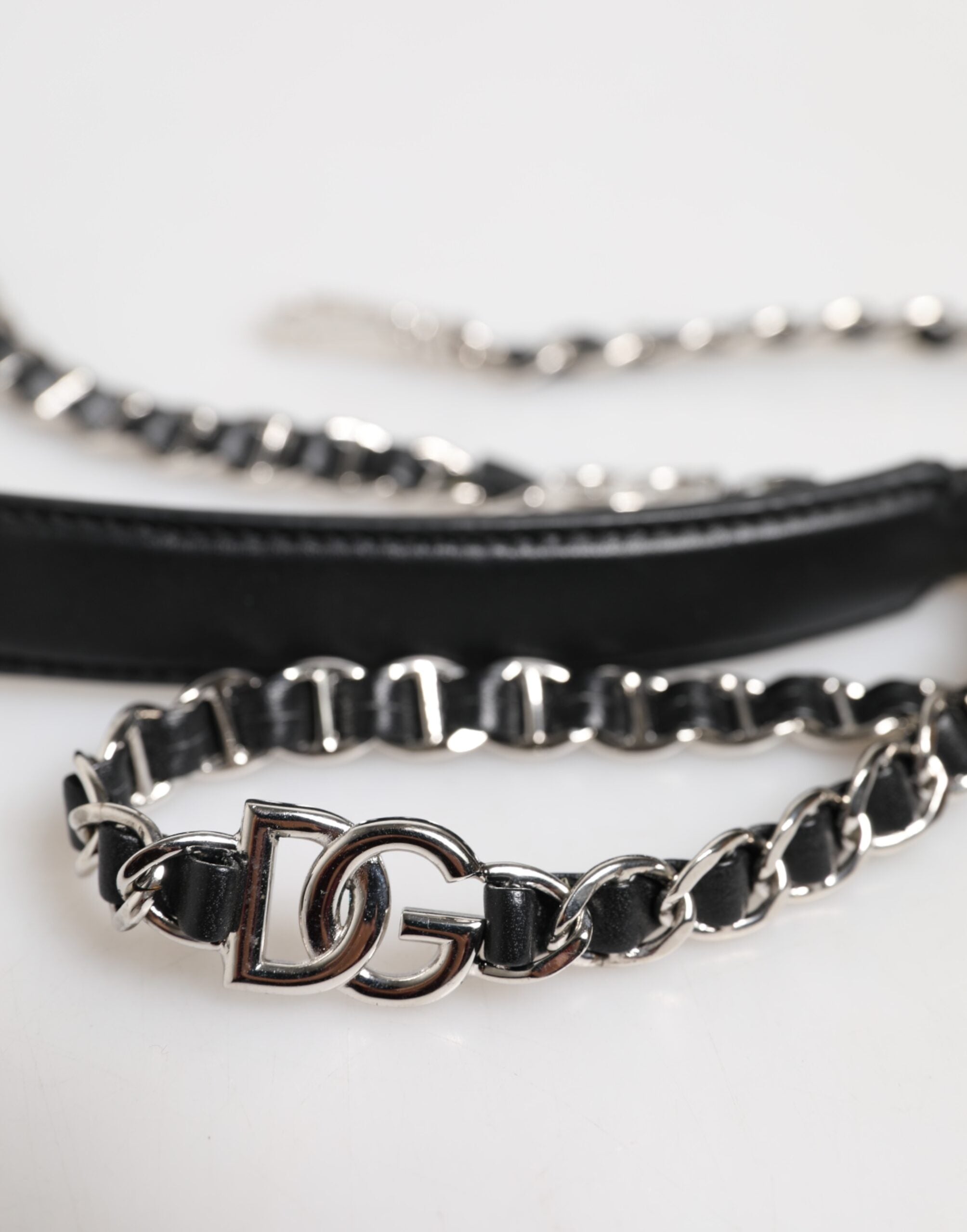 Sangle d'épaule en cuir noir Dolce & Gabbana avec logo DG et chaîne pour sac à main élégant.