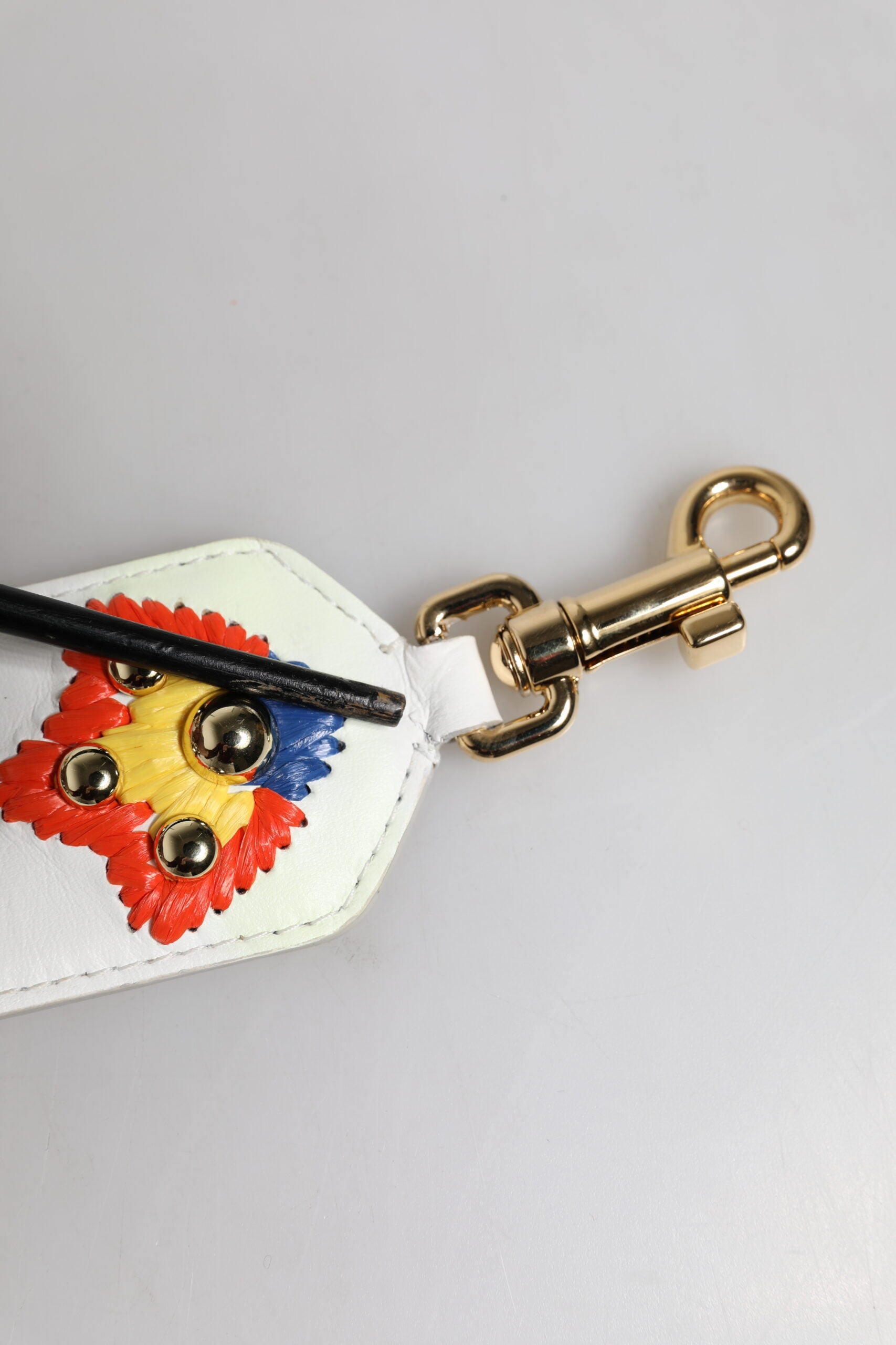Sangle d'épaule en cuir de veau blanc et rafia avec broderies Dolce & Gabbana, patchwork élégant et détails artisanaux.