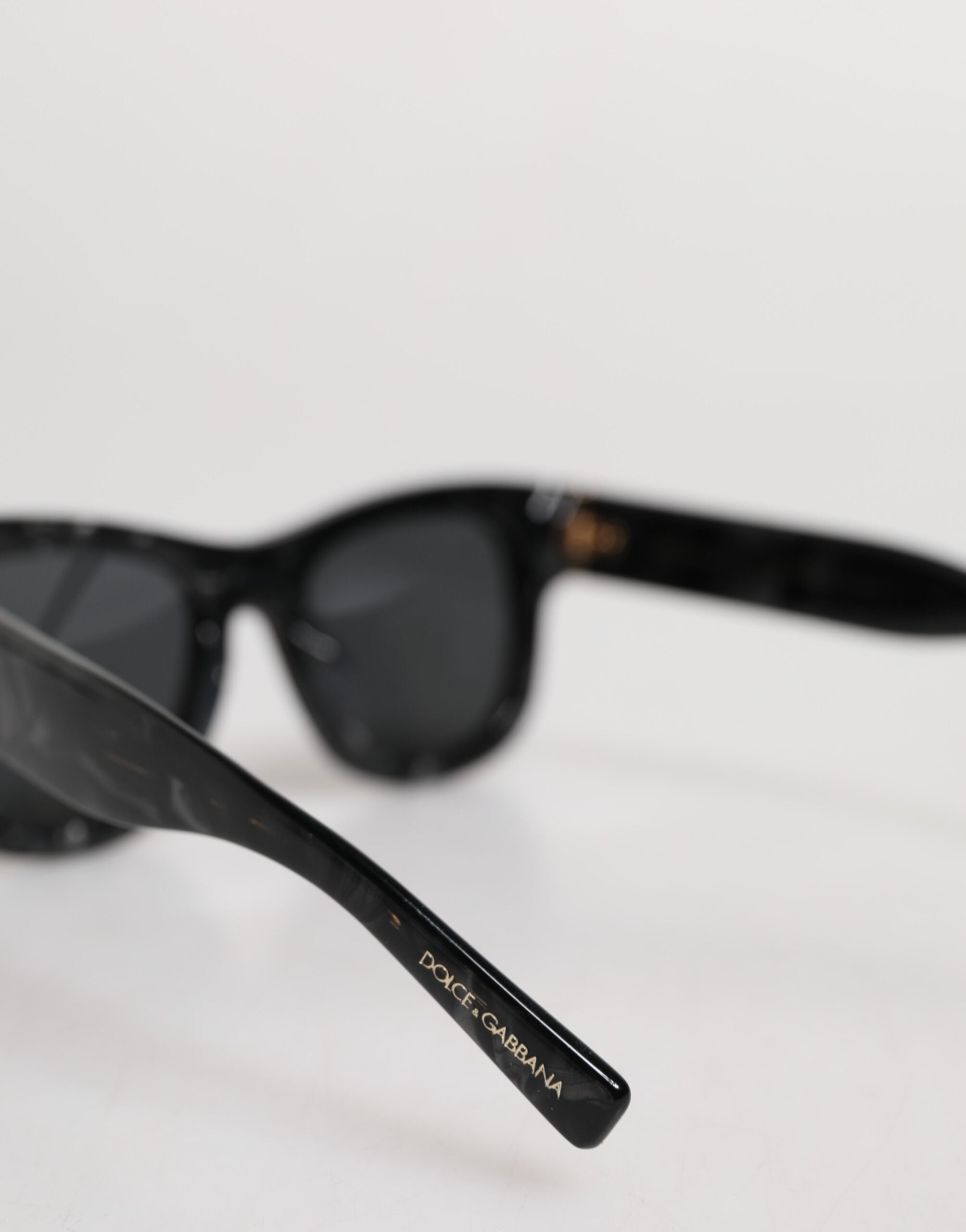 Lunettes de soleil Dolce & Gabbana Domenico avec monture en acétate blanc perle et verres profonds.
