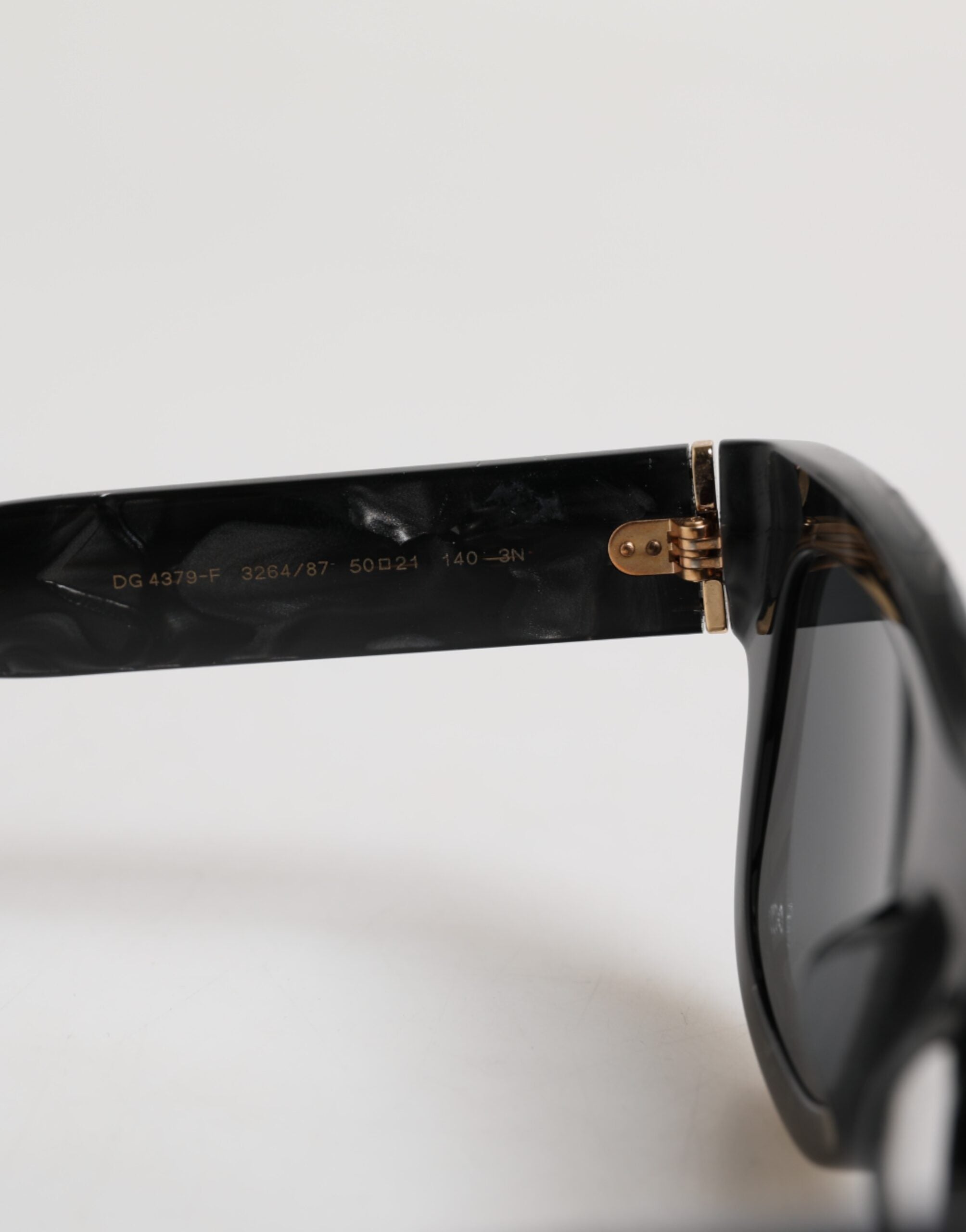 Lunettes de soleil Dolce & Gabbana Domenico avec monture en acétate blanc perlé et verres foncés profondes.