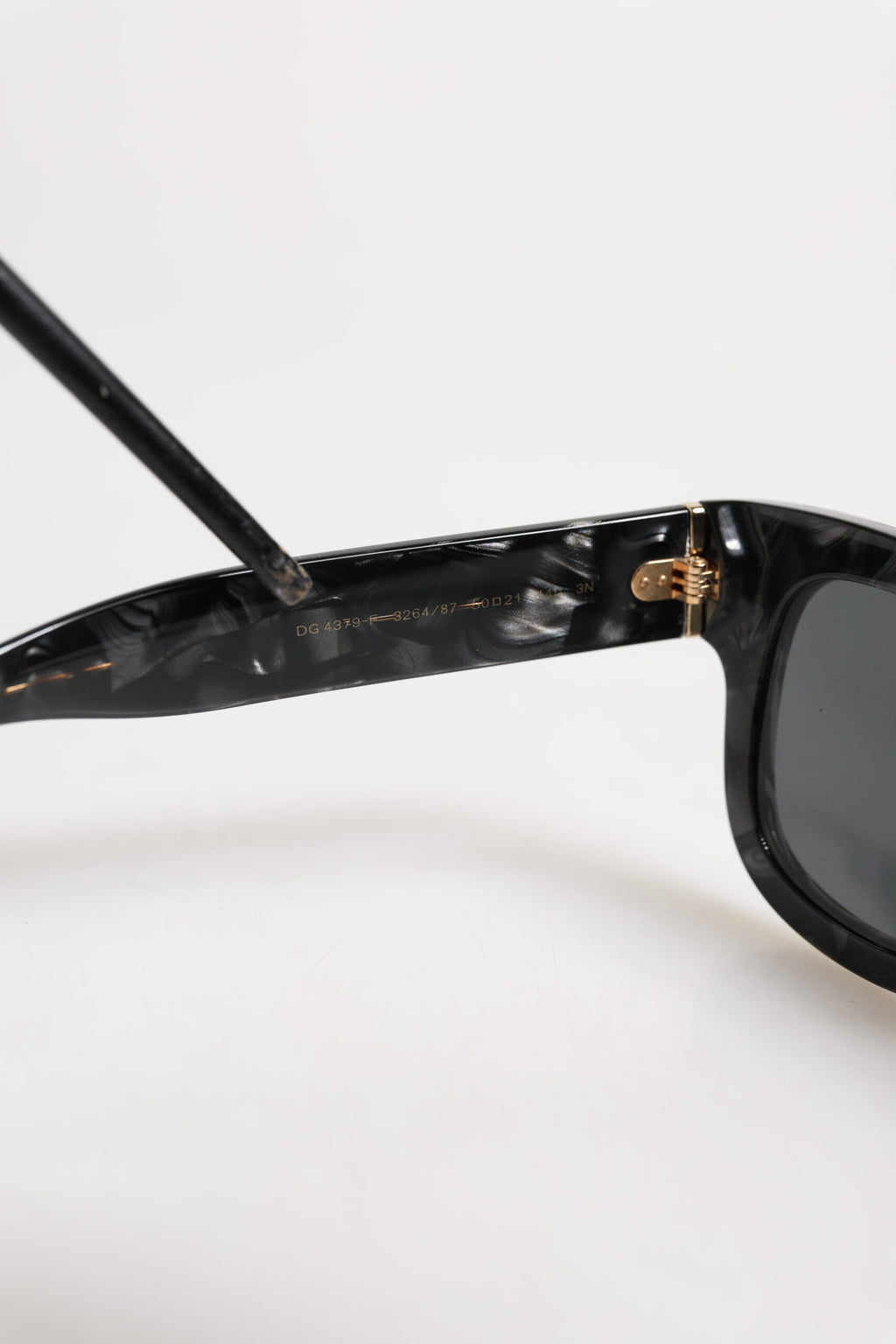 Lunettes de soleil Dolce & Gabbana Domenico avec monture en acétate blanc perlé et verres profonds, style élégant et sophistiqué.