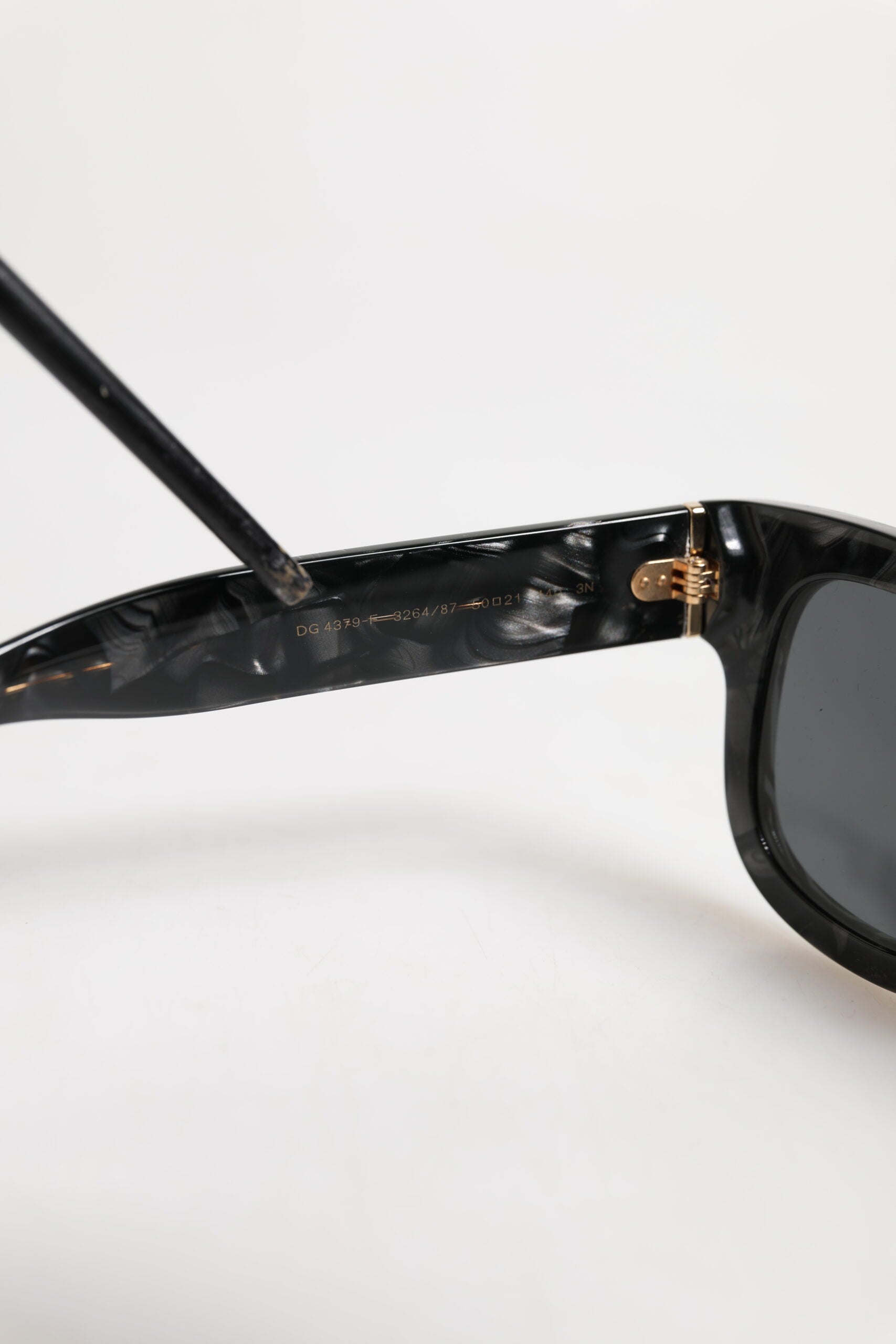 Lunettes de soleil Dolce & Gabbana Domenico avec monture en acétate blanc perlé et verres profonds, style élégant et sophistiqué.