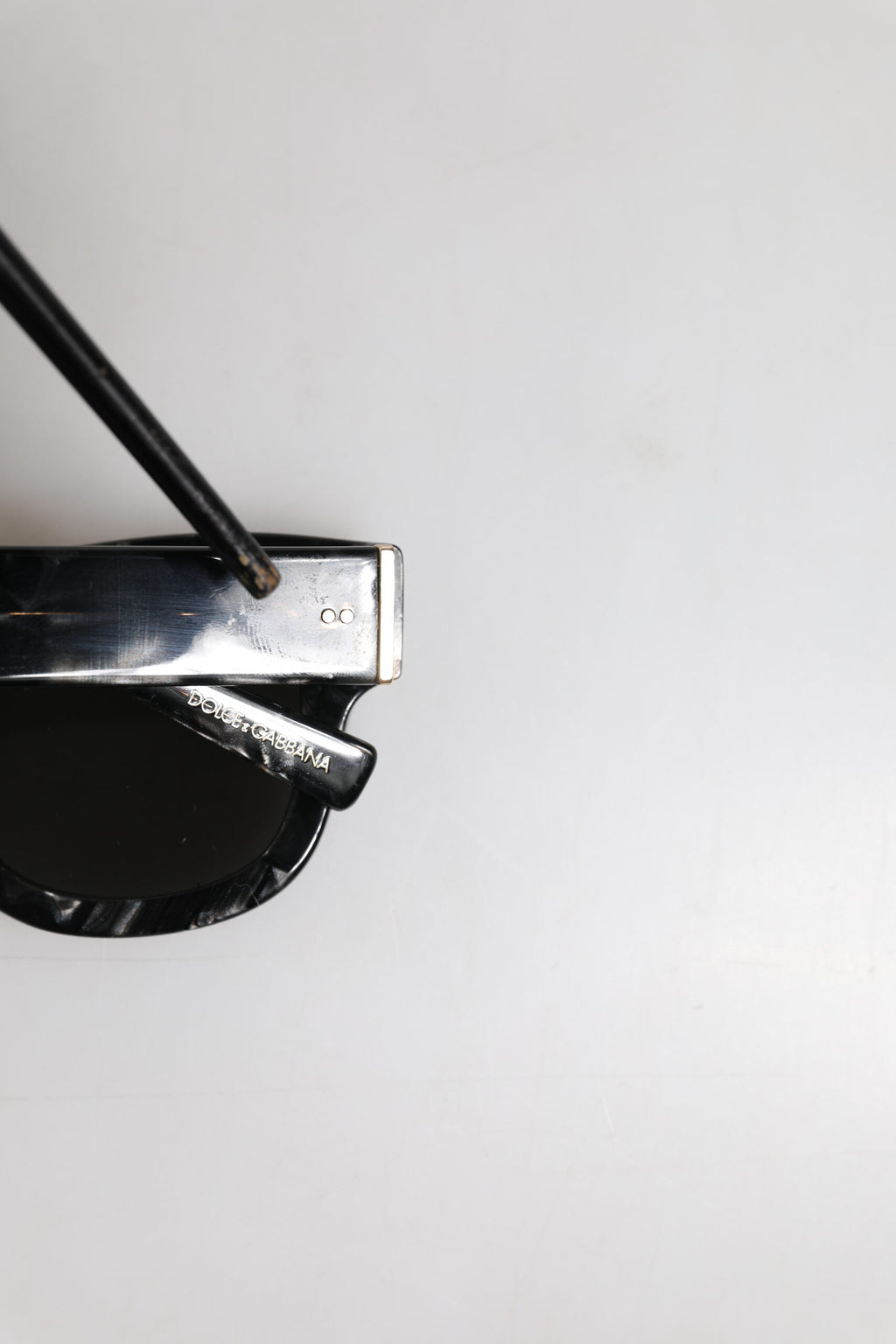 Lunettes de soleil Dolce & Gabbana DG4379 Domenico Shade avec monture en acétate blanc perlé et verres teintés