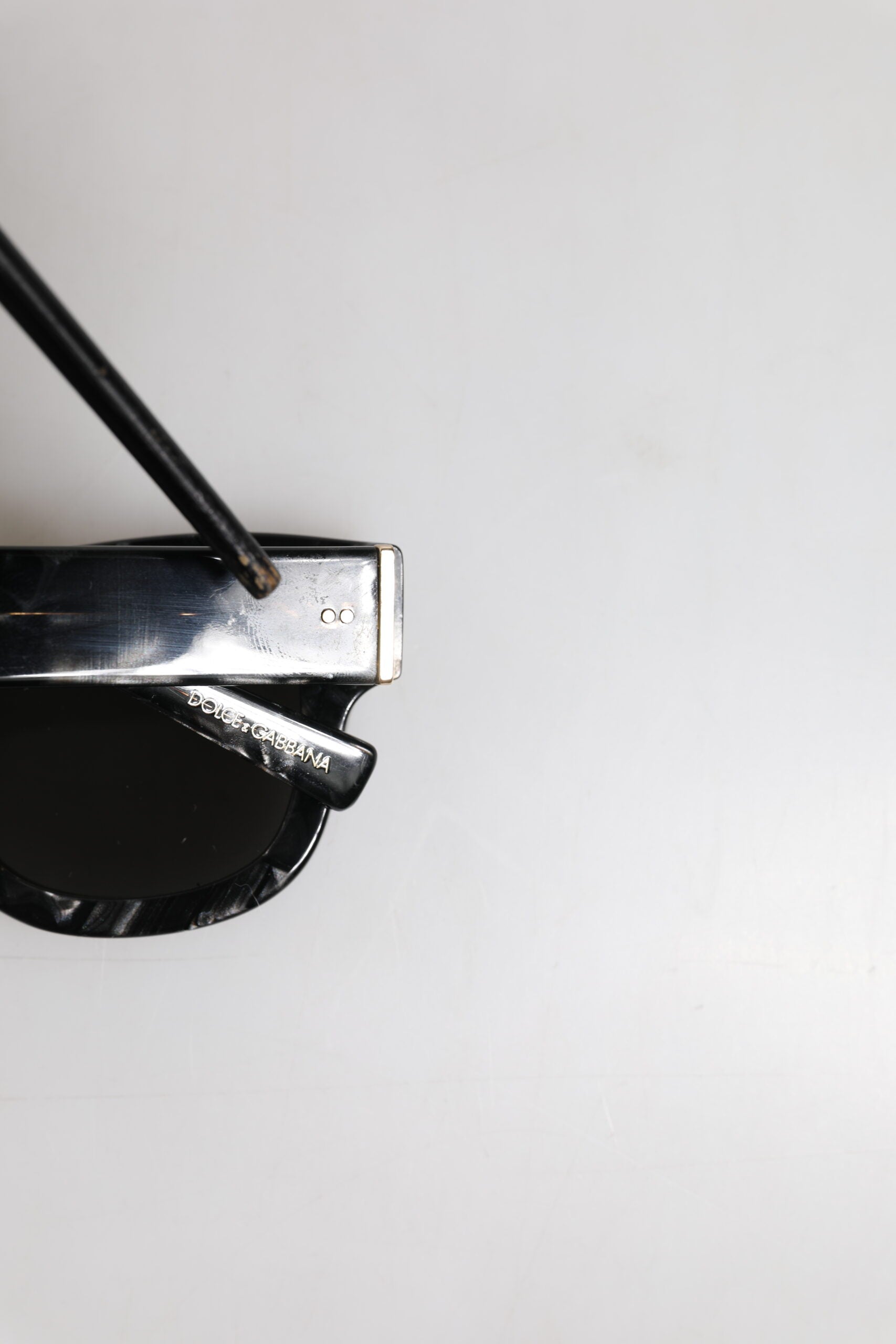 Lunettes de soleil Dolce & Gabbana DG4379 Domenico Shade avec monture en acétate blanc perlé et verres teintés